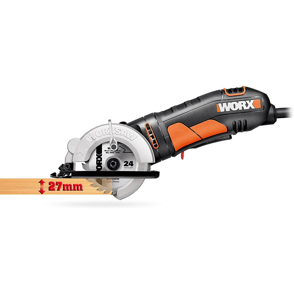 Kompakt testere ahşap kesiyor. Maks. kesme derinliği 27mm. Worx marka.