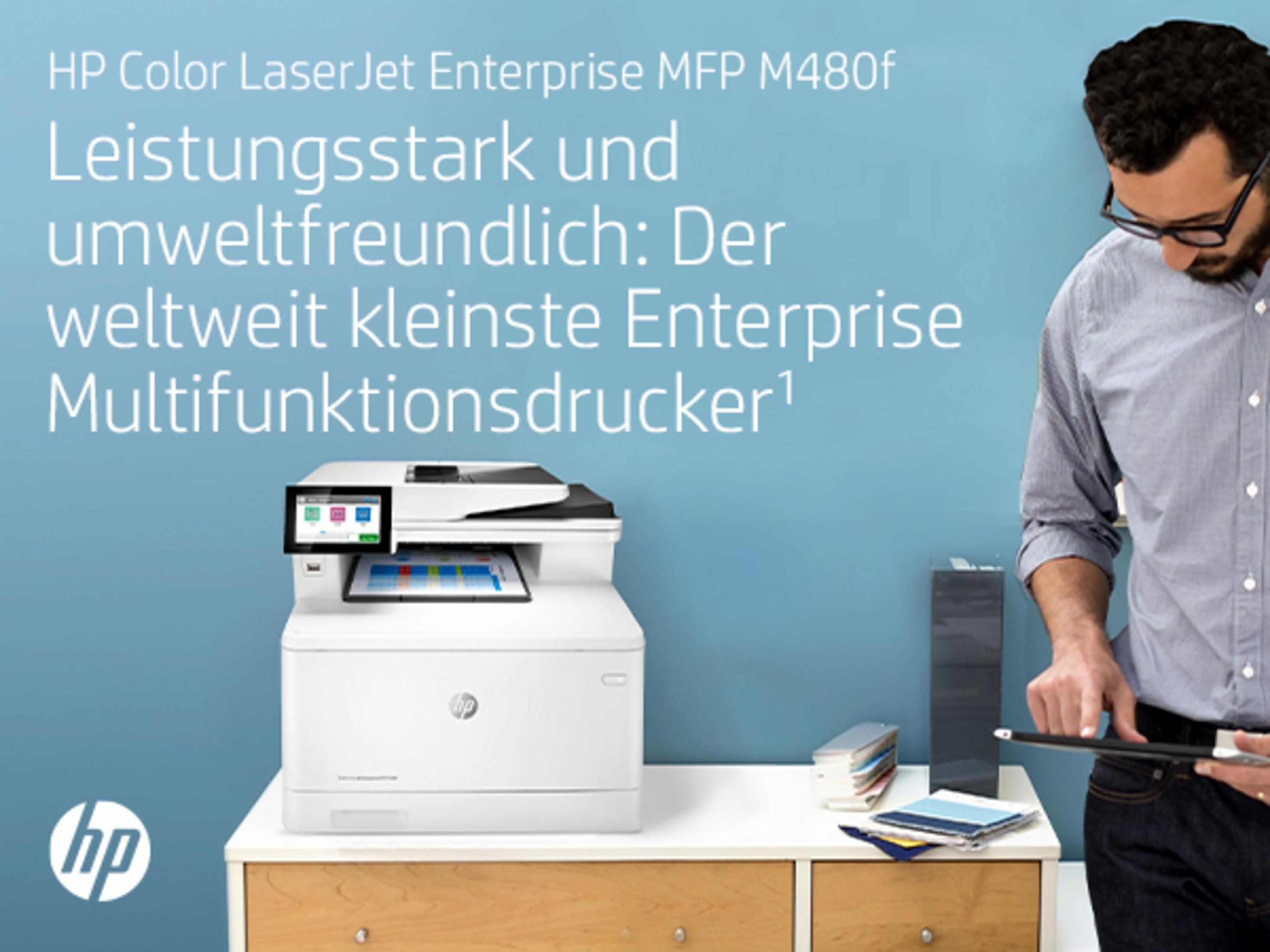 Ein Mann mit Brille und Drucker stehen vor einem blauen Hintergrund.