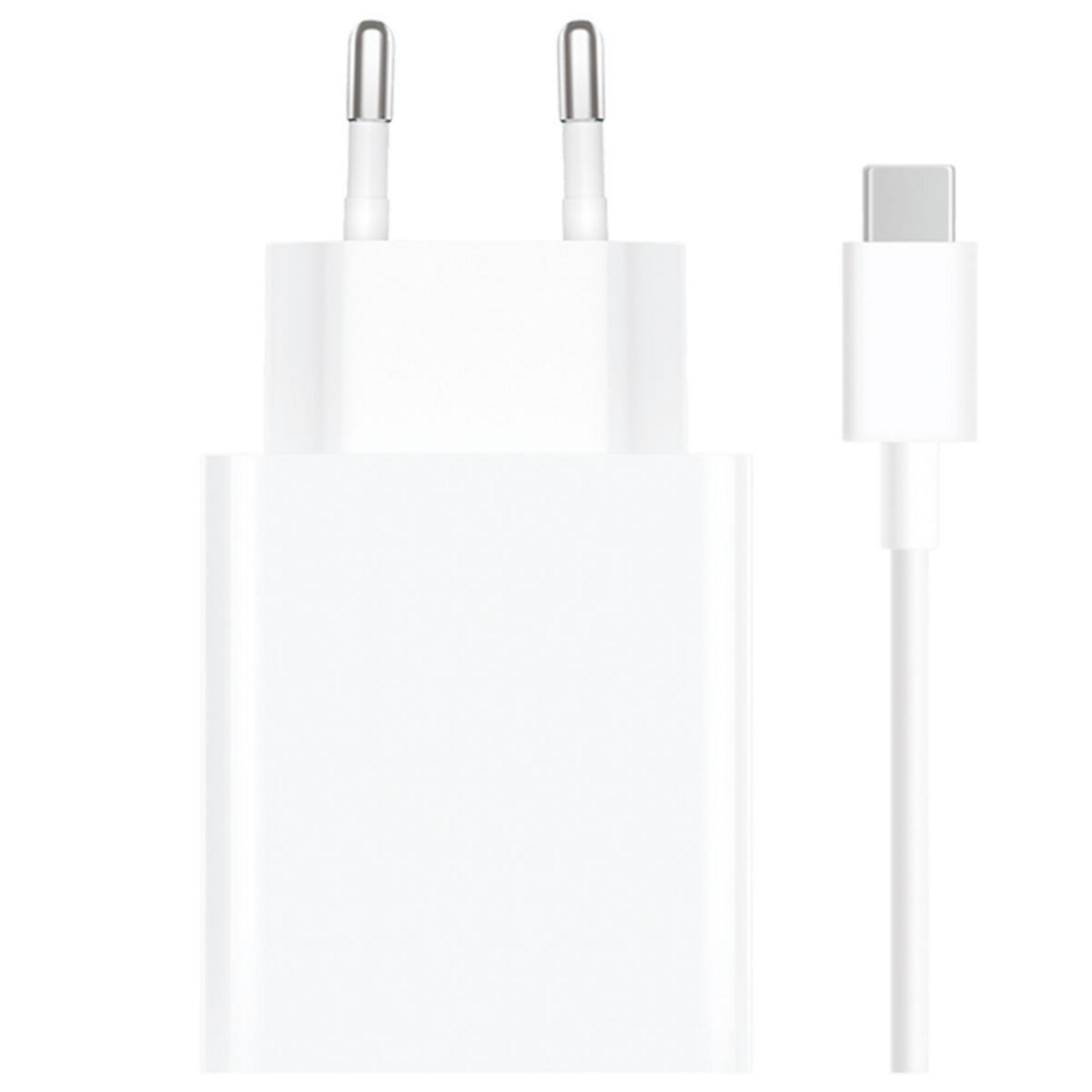 Un alimentatore bianco a due pin e un cavo USB-C su sfondo bianco.