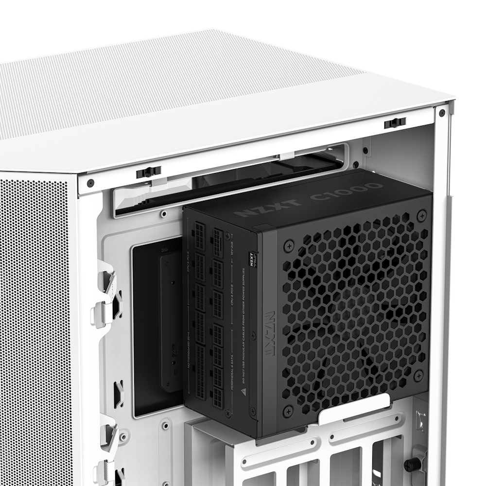 Czarny zasilacz NZXT C1000 jest instalowany w białej obudowie komputera.