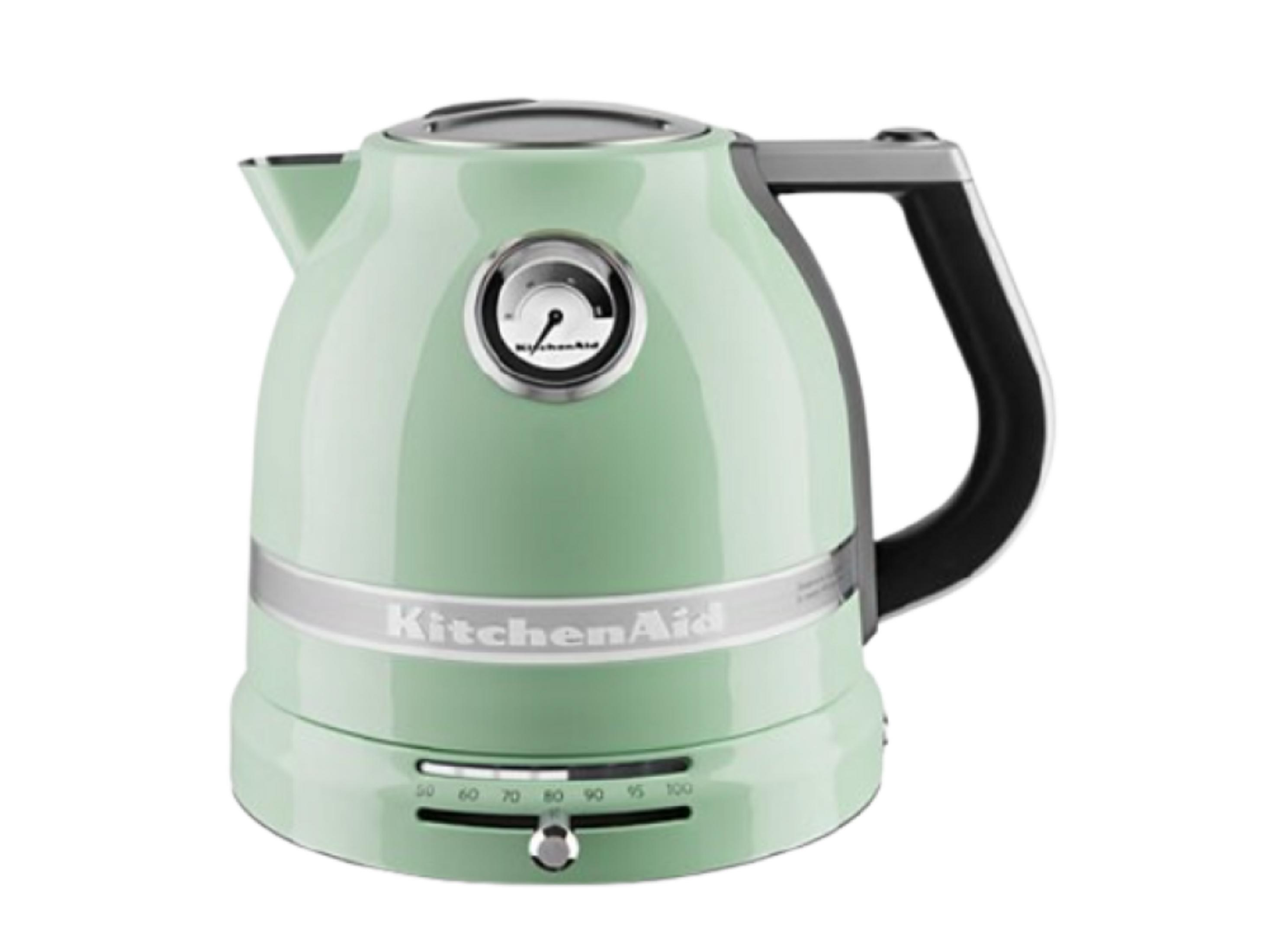 Sıcaklık göstergeli ve ayarlanabilir kadranlı açık yeşil KitchenAid elektrikli su ısıtıcısı.