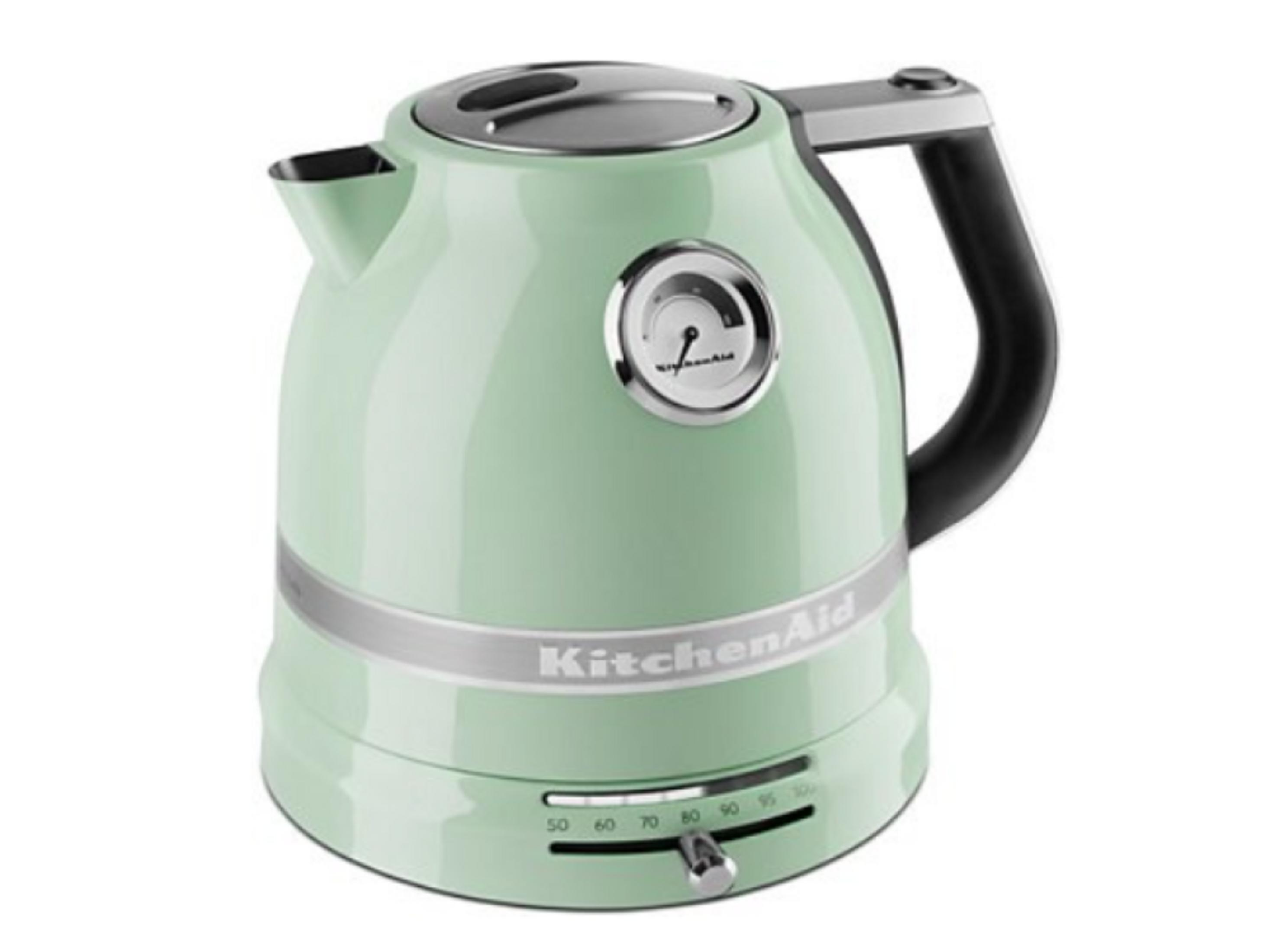 Sıcaklık ayarlı, saplı açık yeşil KitchenAid su ısıtıcısı.