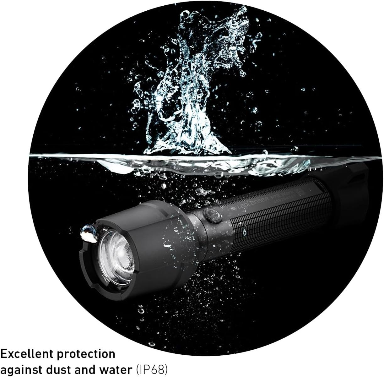 Torcia nera si immerge nell'acqua con schizzi e bolle visibili.