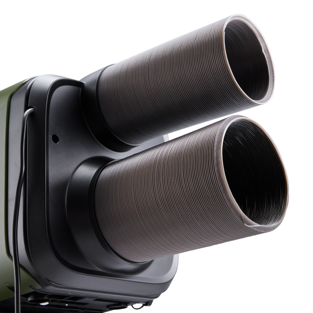 Un tubo scuro e scanalato sporge da un dispositivo verde oliva con cassa nera.