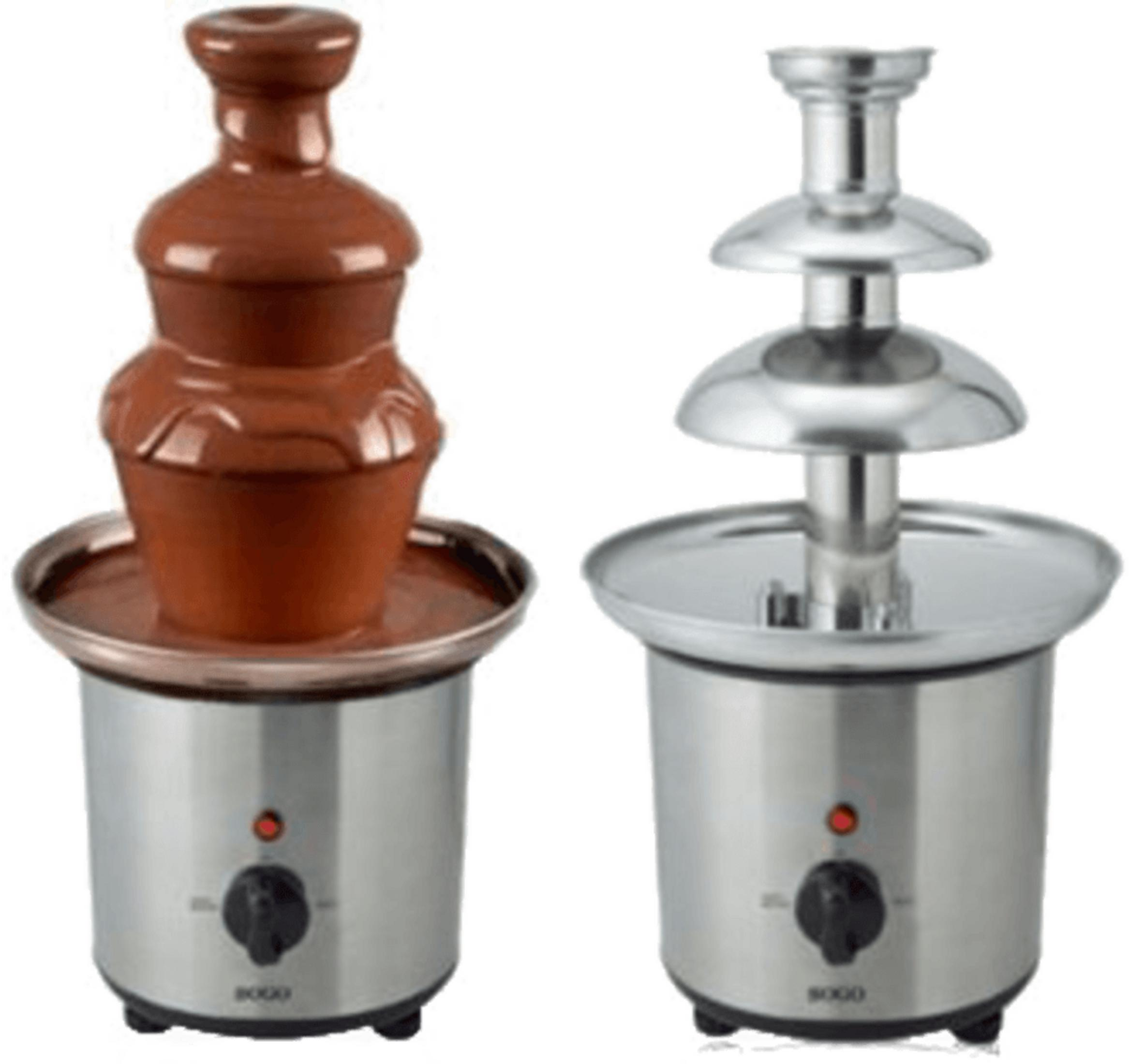 Dos fuentes de chocolate: una de plástico marrón, una de metal plateado.