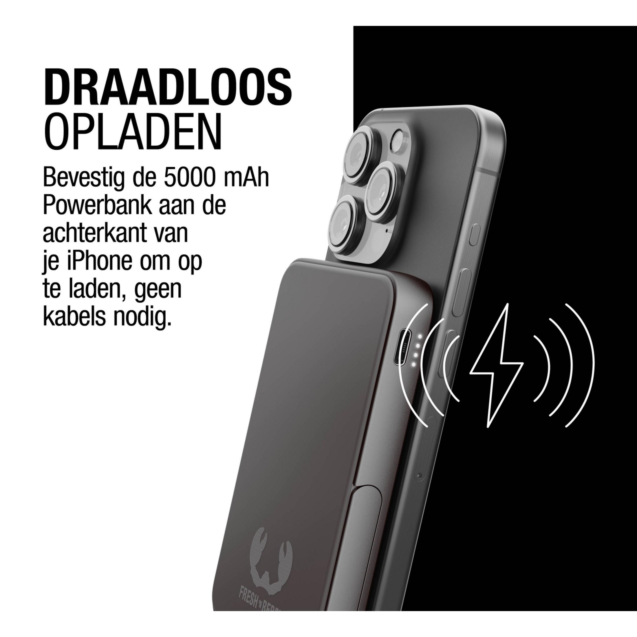 Ricarica wireless: Power bank nera da 5000 mAh collegata all'iPhone.