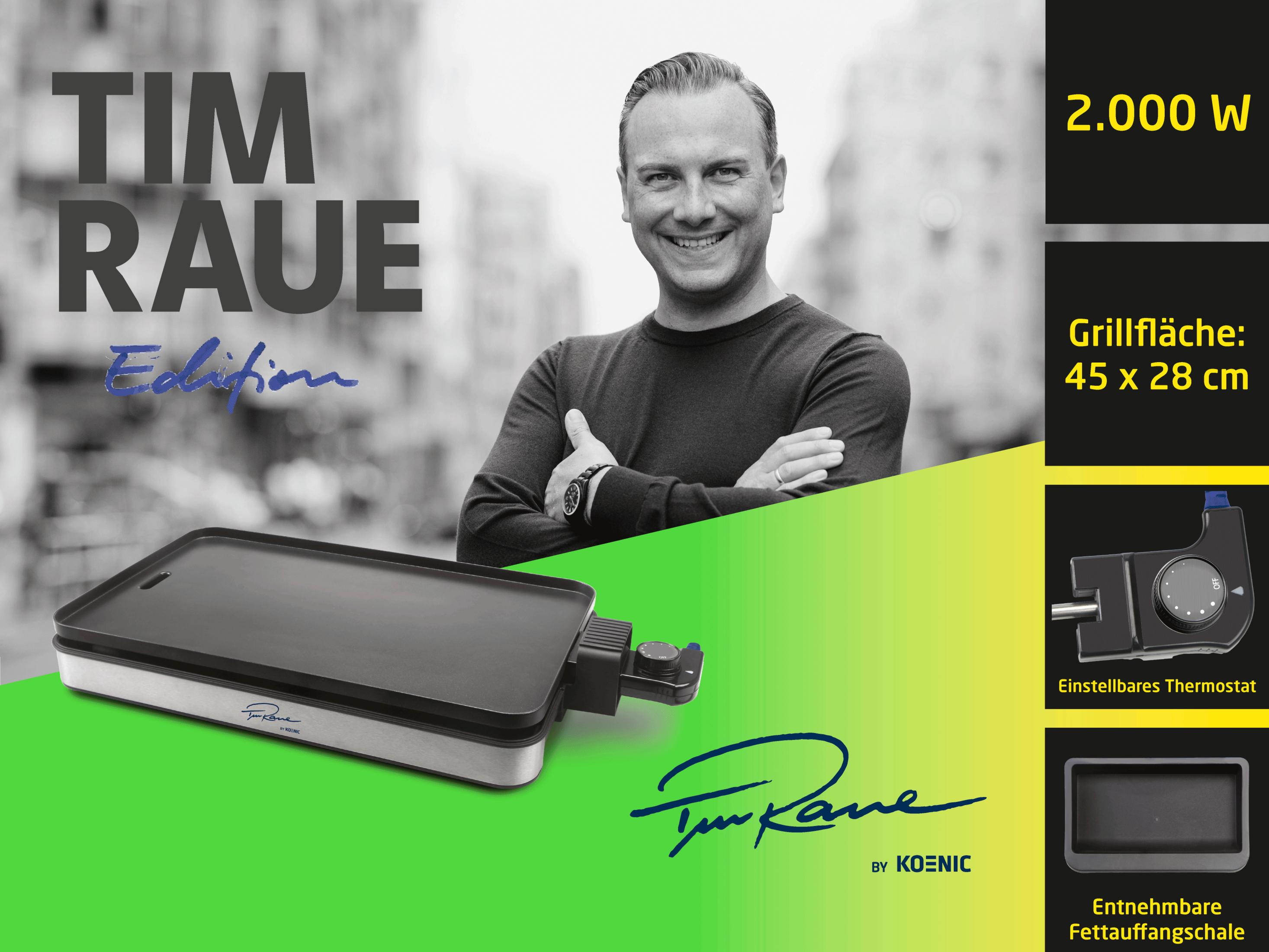 Ein Mann lächelt, daneben ein Tischgrill mit "Tim Raue Edition" Aufschrift.