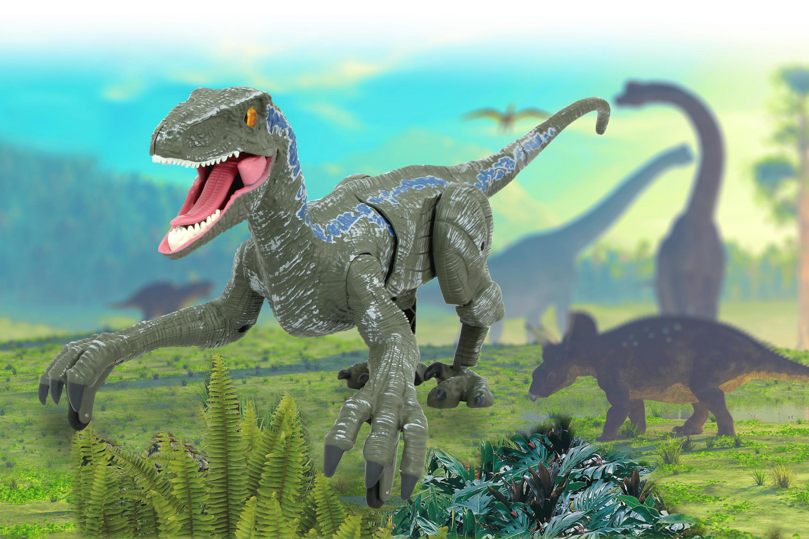 Ein grüner Raptor mit blauen Streifen brüllt in einer prähistorischen Landschaft mit anderen Dinosauriern.