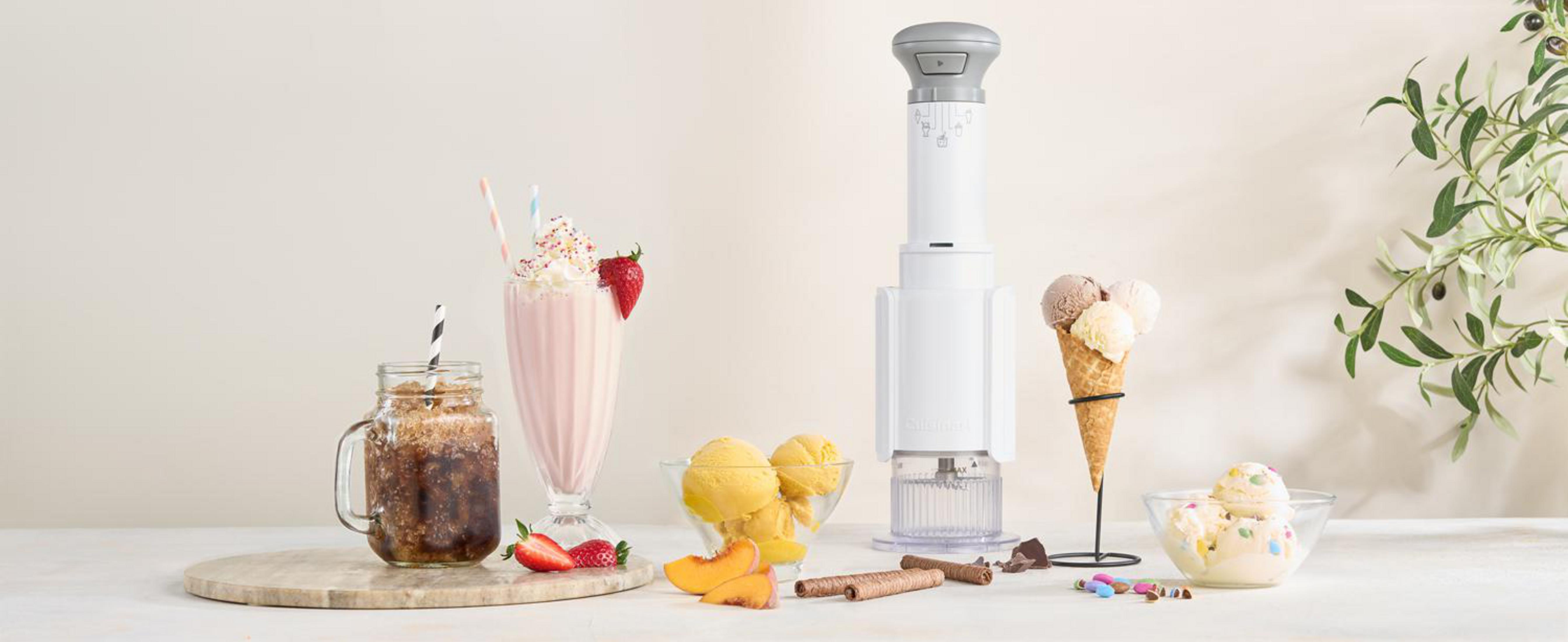 Ein Eisbereiter mit süßen Leckereien: Eis, Milchshakes und Kakao.