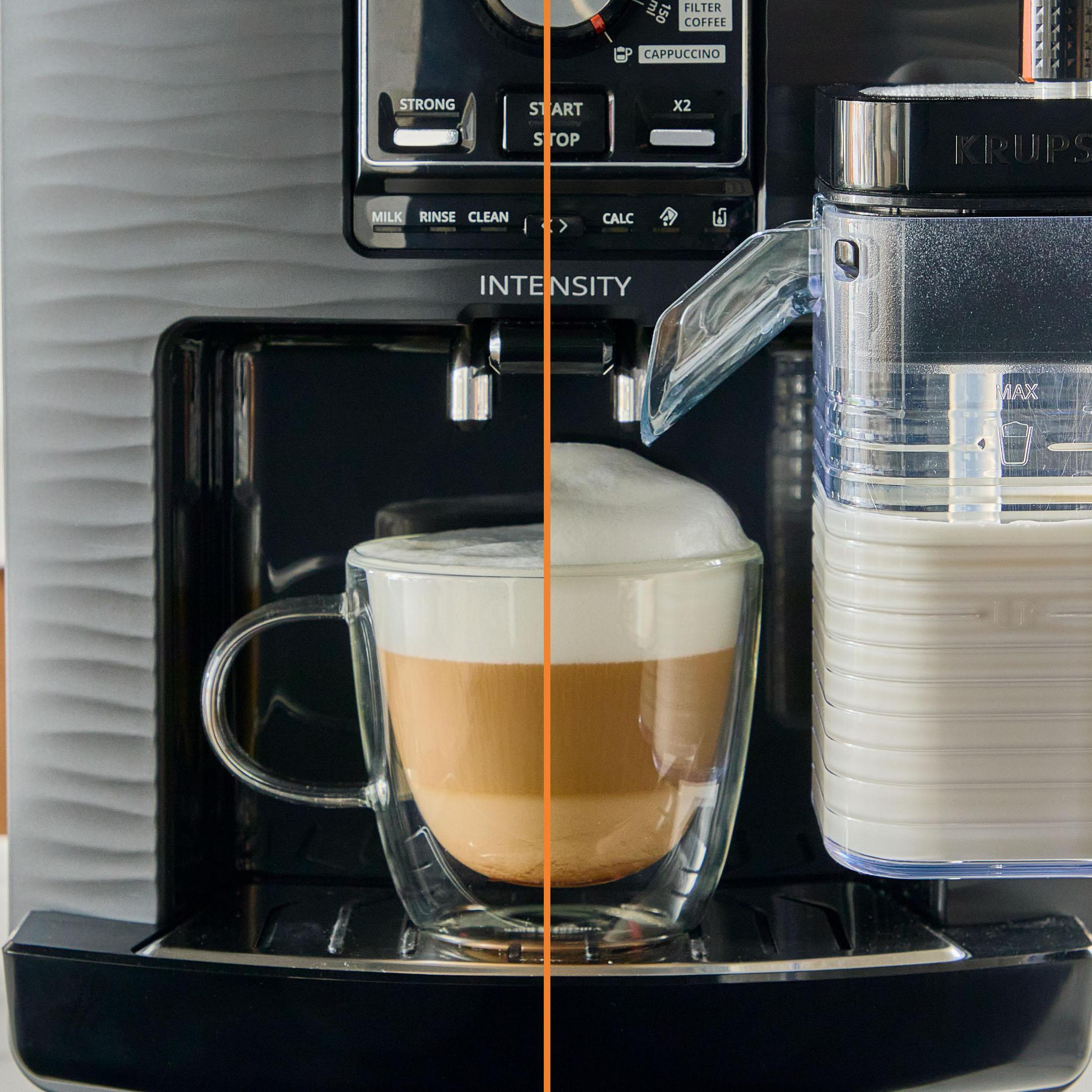Macchina da caffè con bicchiere di cappuccino e contenitore latte.