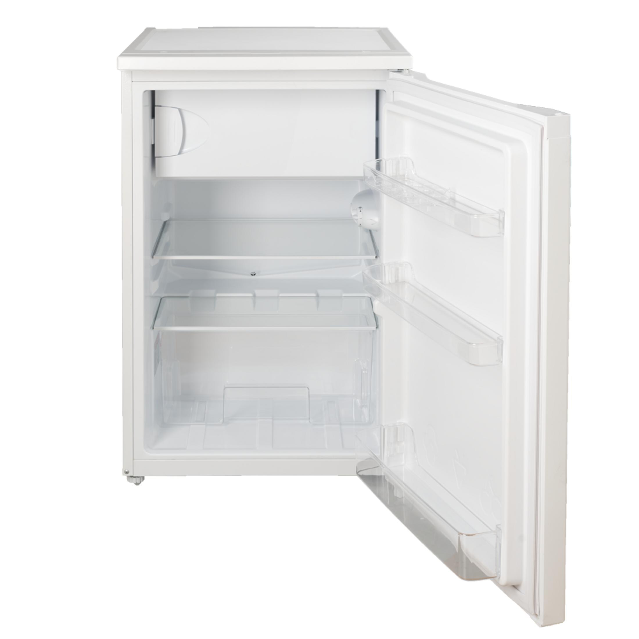 Un refrigerador blanco con la puerta abierta, mostrando estantes y cajones vacíos dentro.
