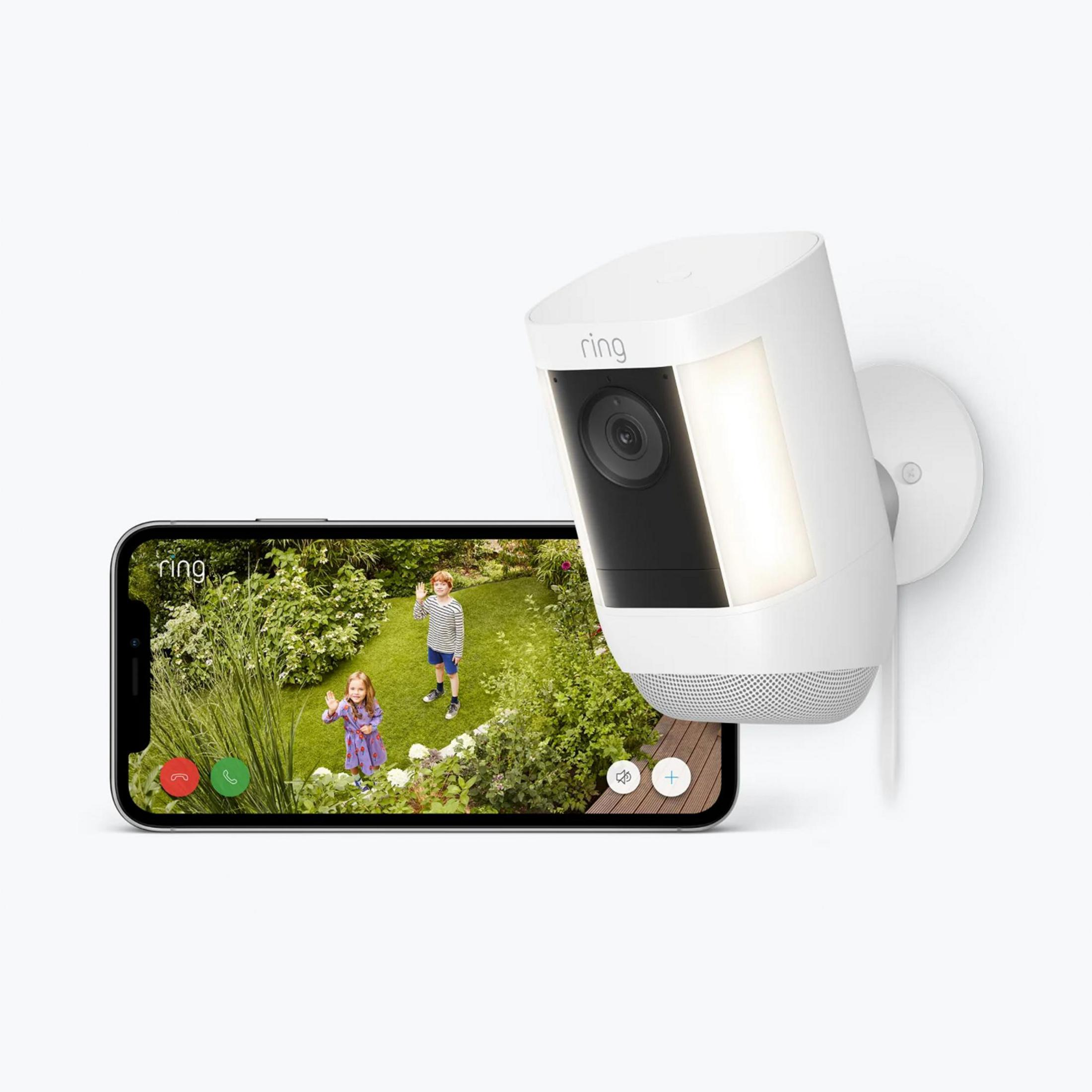 Ring-Kamera zeigt zwei Kinder in einem Garten auf einem Smartphone-Bildschirm.