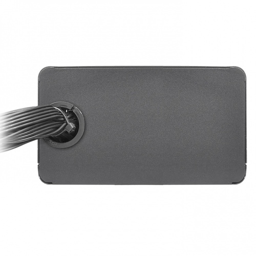 Alimentatore rettangolare grigio con fascio di cavi nero.