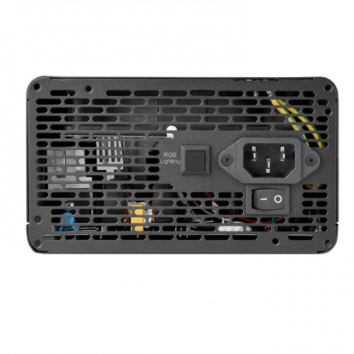 Alimentatore con griglia ventola, pulsante RGB, presa di corrente e interruttore.
