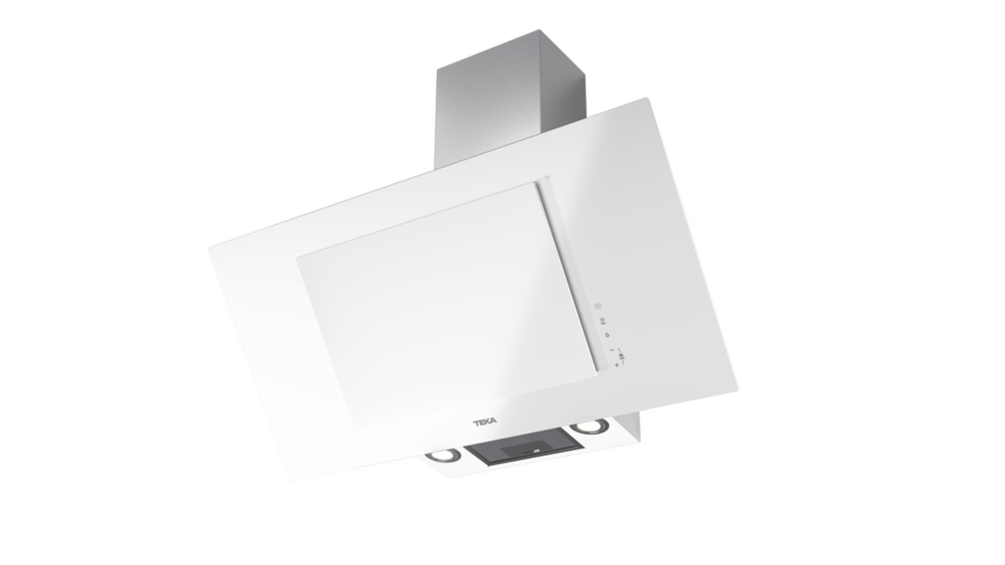 Una campana extractora blanca con chimenea plateada y botones de control.