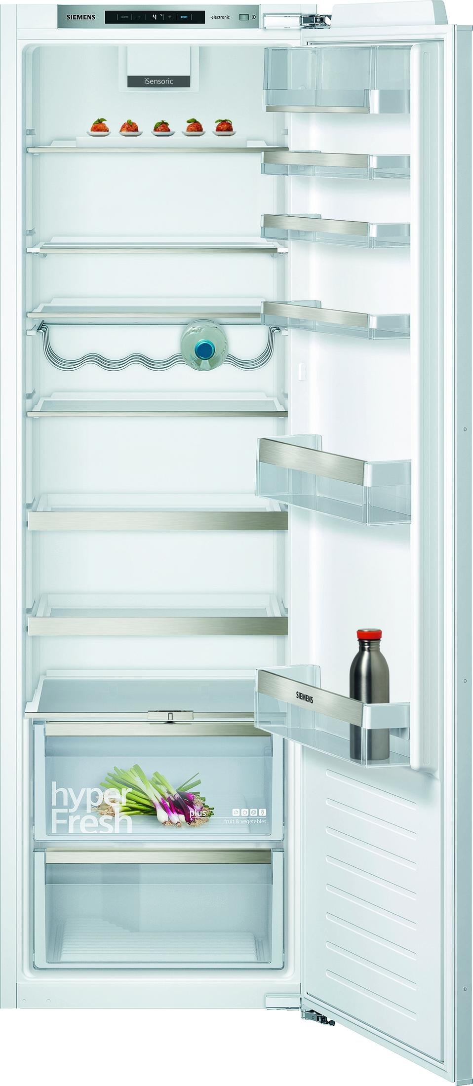 Un refrigerador Siemens abierto con estantes, una botella, cebolletas y cuatro alimentos pequeños.