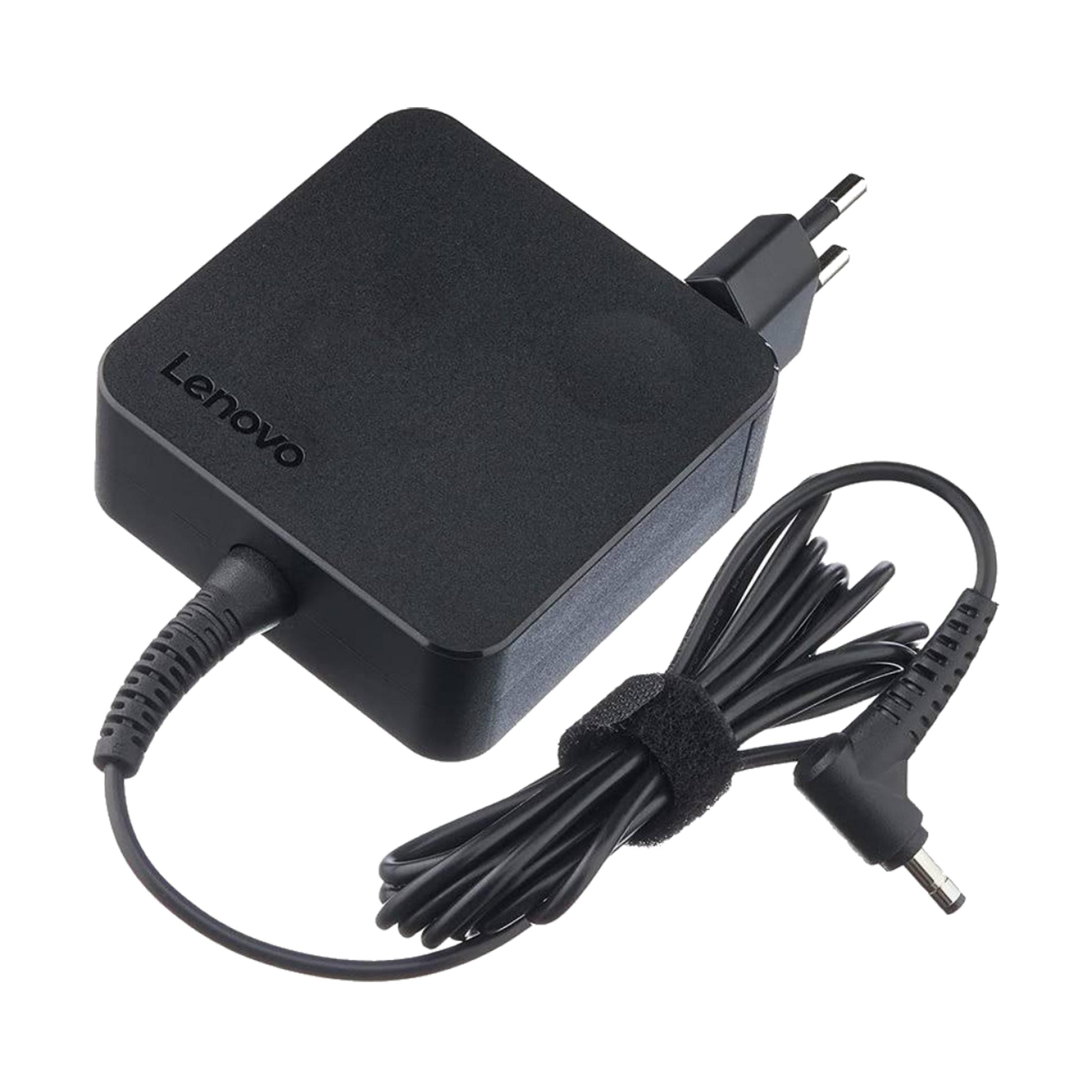 Adaptador de CA Lenovo negro con cable y enchufe sobre fondo blanco.