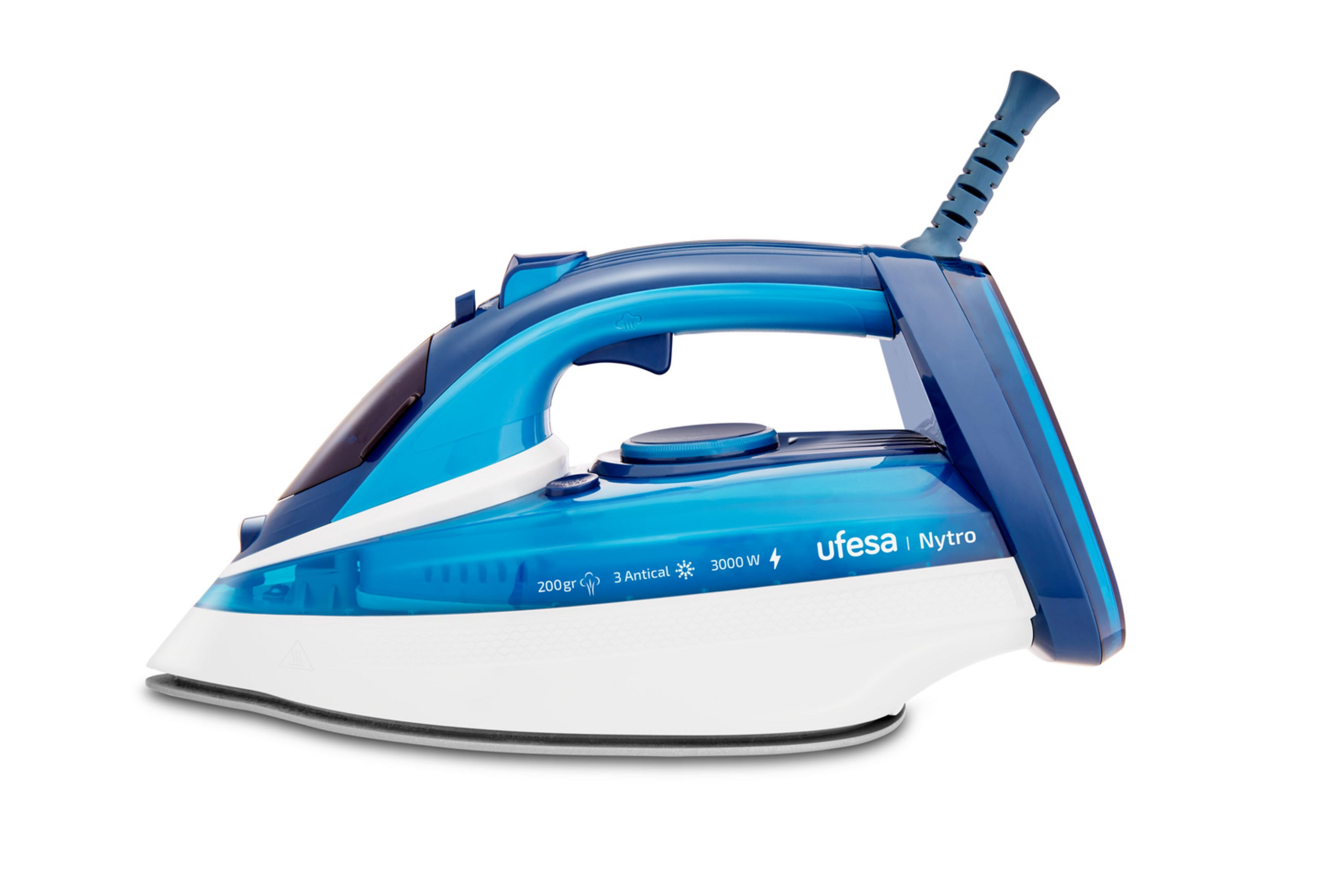 Una plancha de vapor azul y blanca con asa y cable.