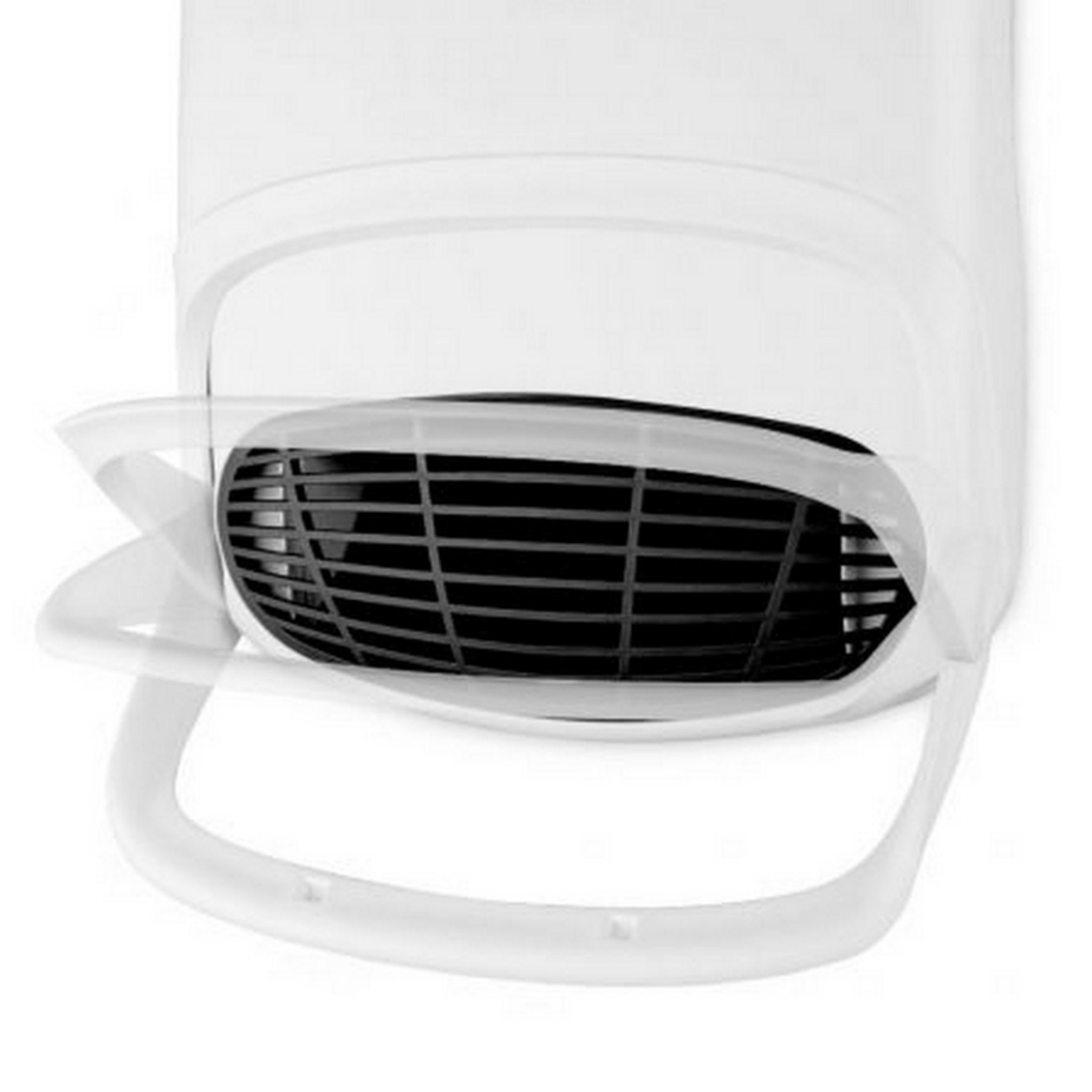 Primer plano de un calefactor de ventilador blanco con rejilla negra y asa abierta.