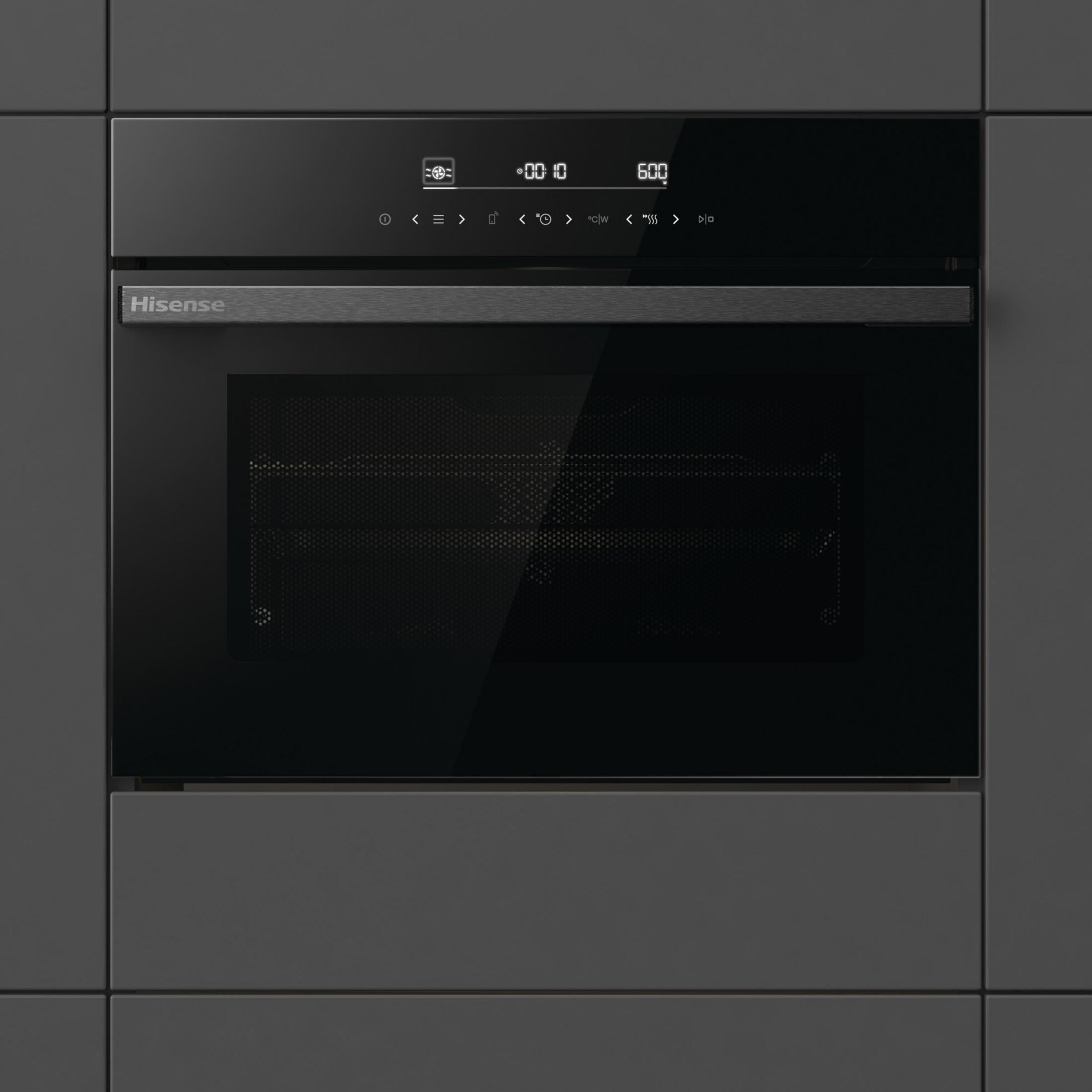 Un moderno microonde nero con display digitale e logo Hisense.