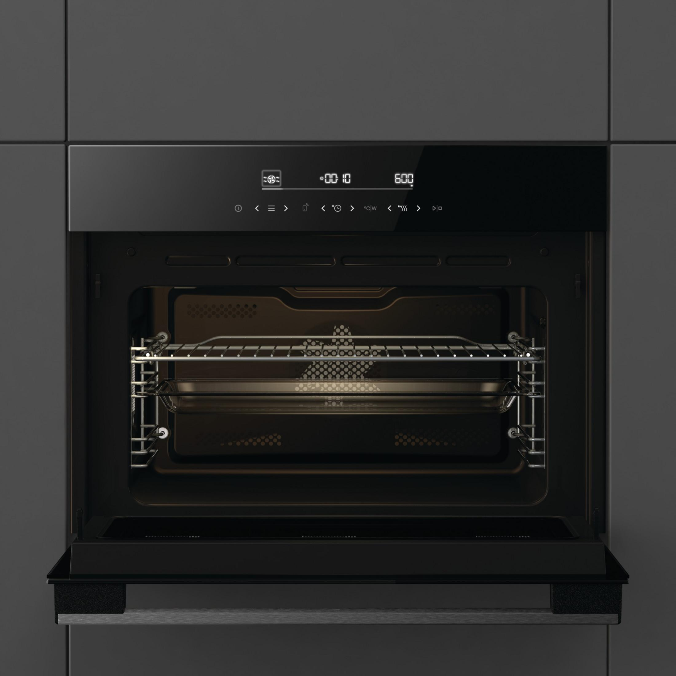 Un forno da incasso moderno con vano aperto, griglia metallica e display digitale.