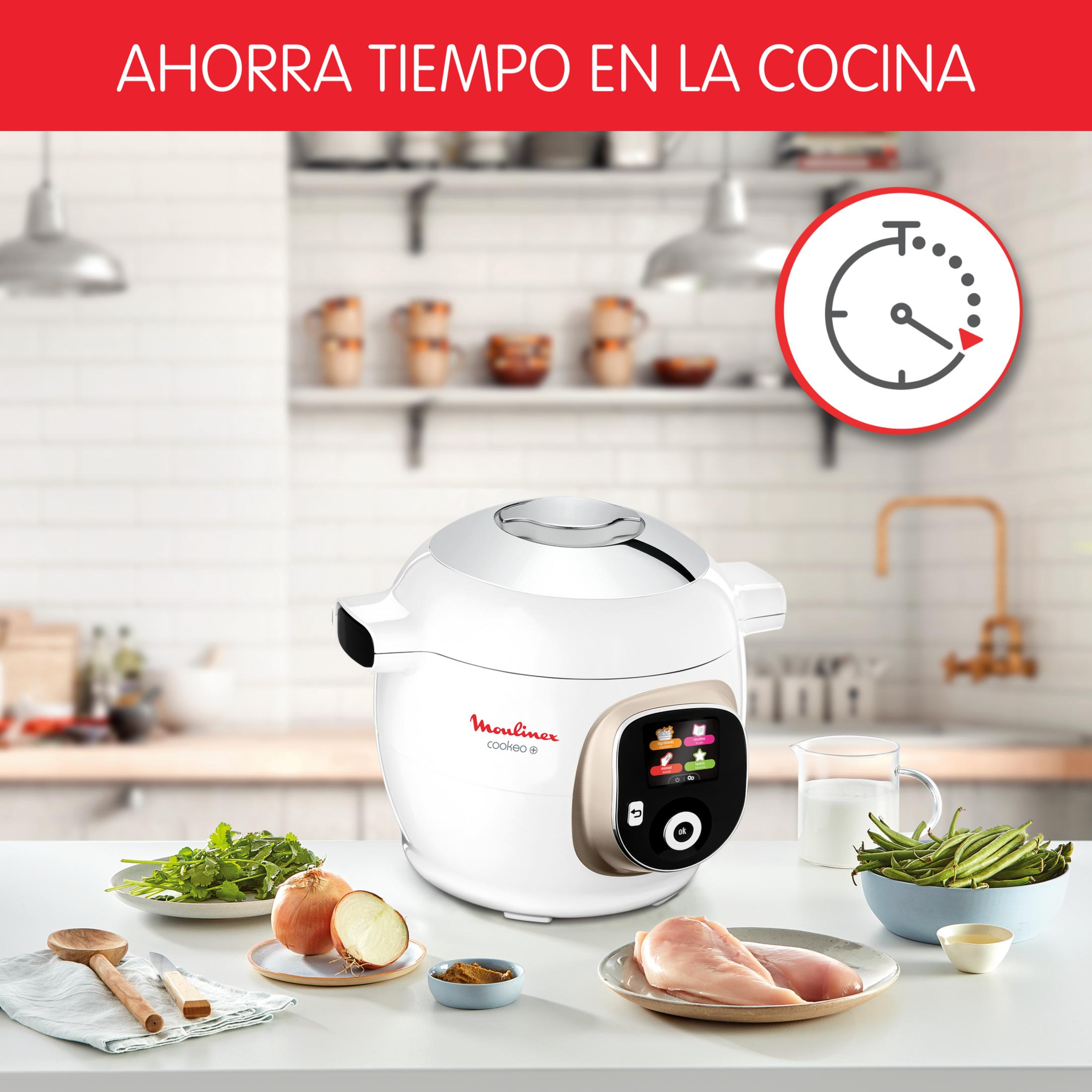 Una olla Moulinex Cookeo blanca está en un mostrador con ingredientes cerca.