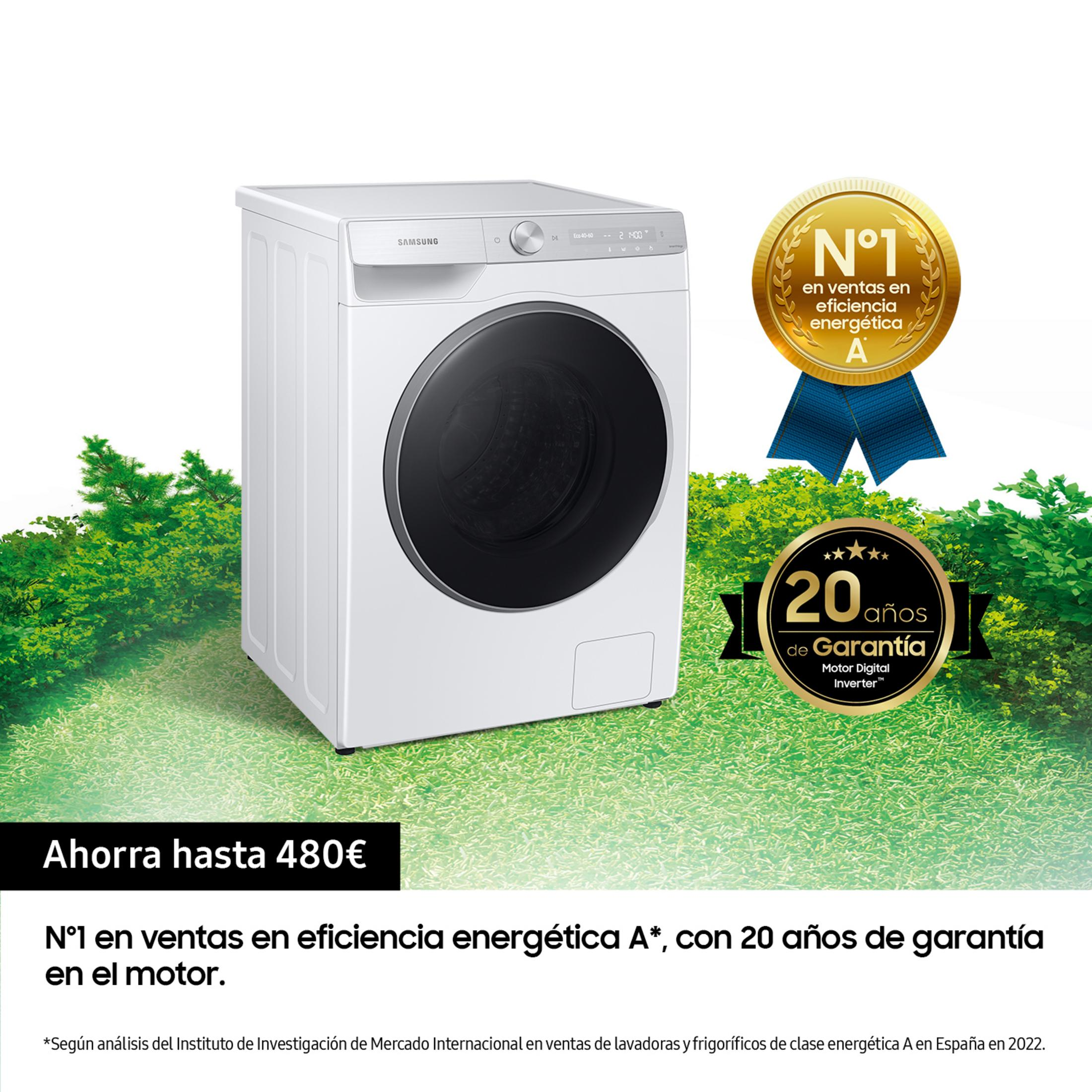 Lavadora Samsung blanca sobre césped, con premios de eficiencia energética y garantía.