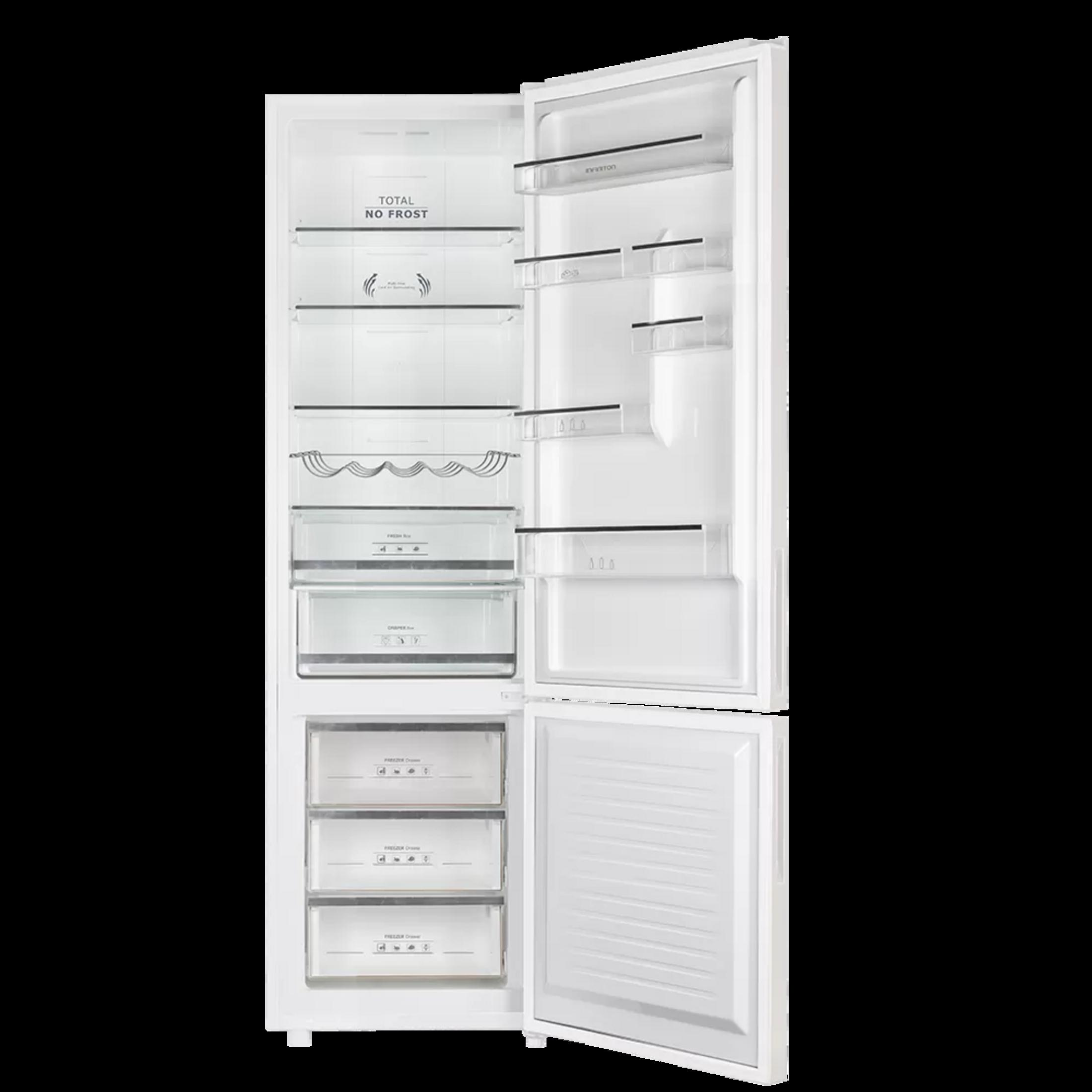 Un refrigerador blanco con la puerta abierta, mostrando estantes y cajones.