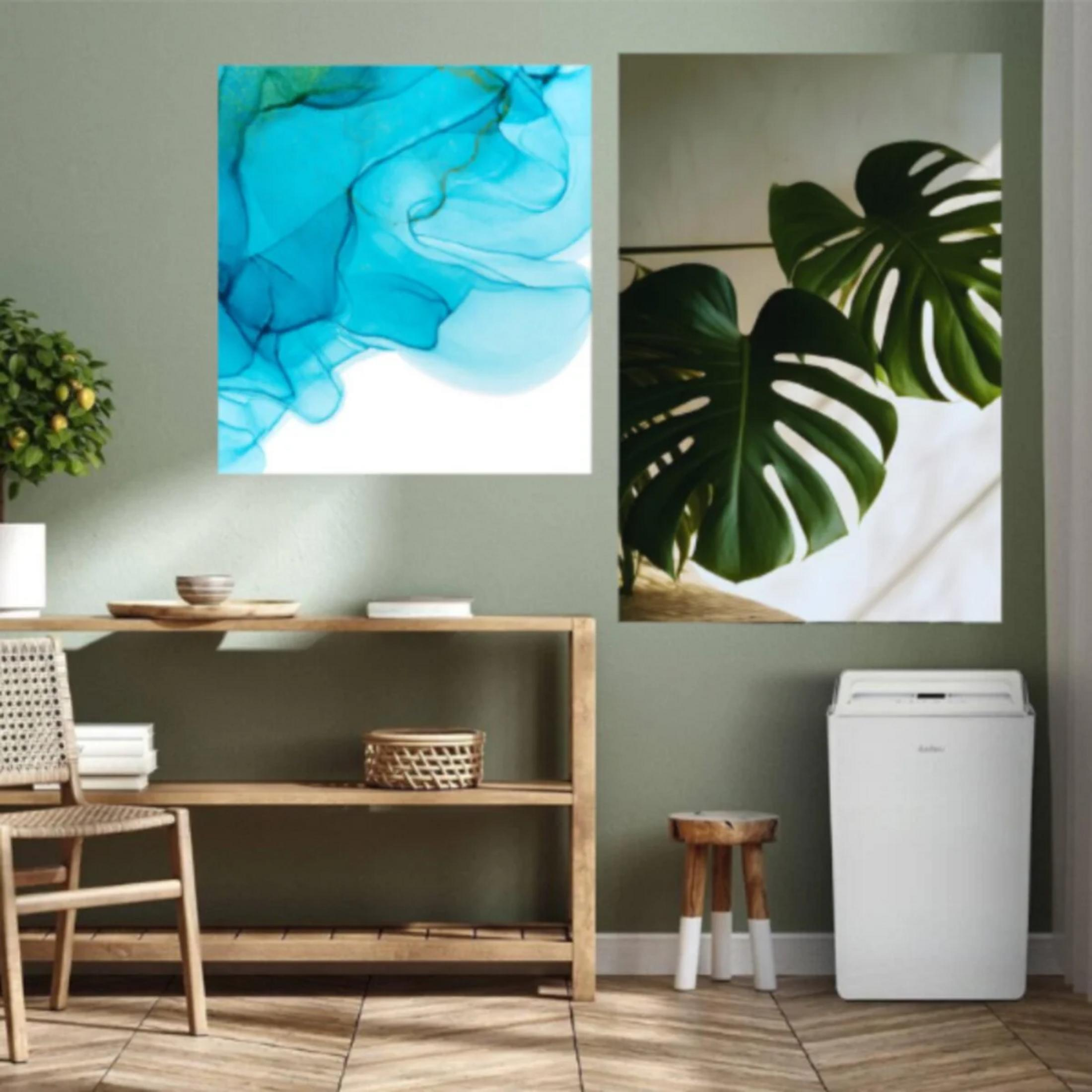 Una estantería de pared con decoración, arte y un pequeño frigorífico.