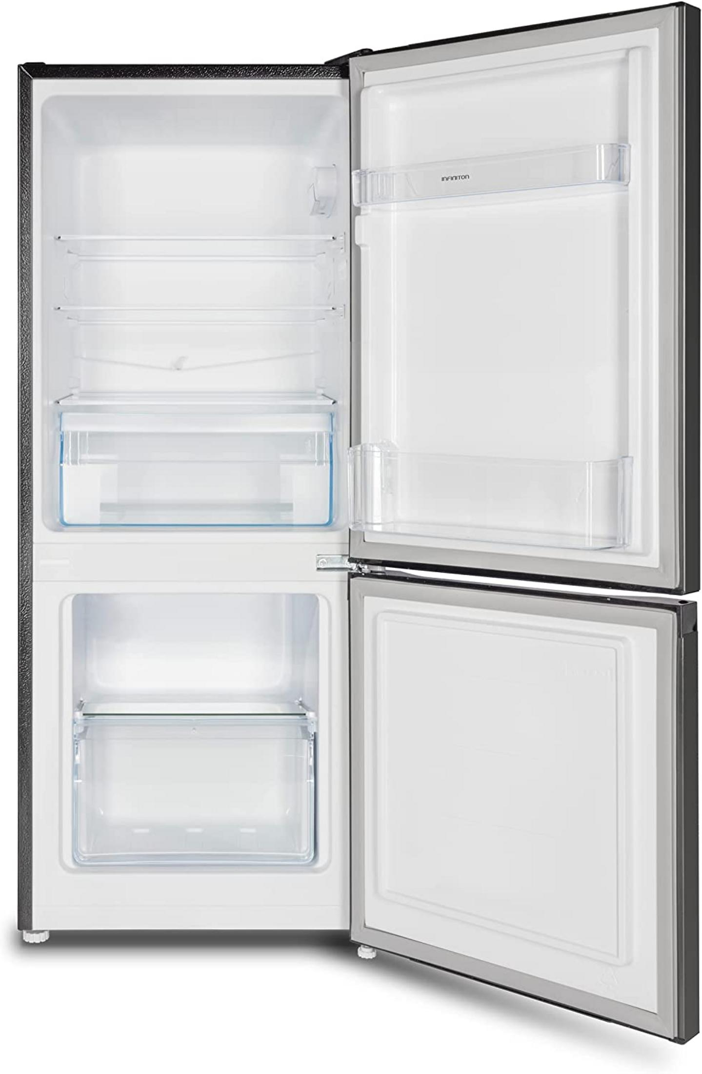 Un refrigerador vacío y abierto con dos puertas y estantes de cristal.