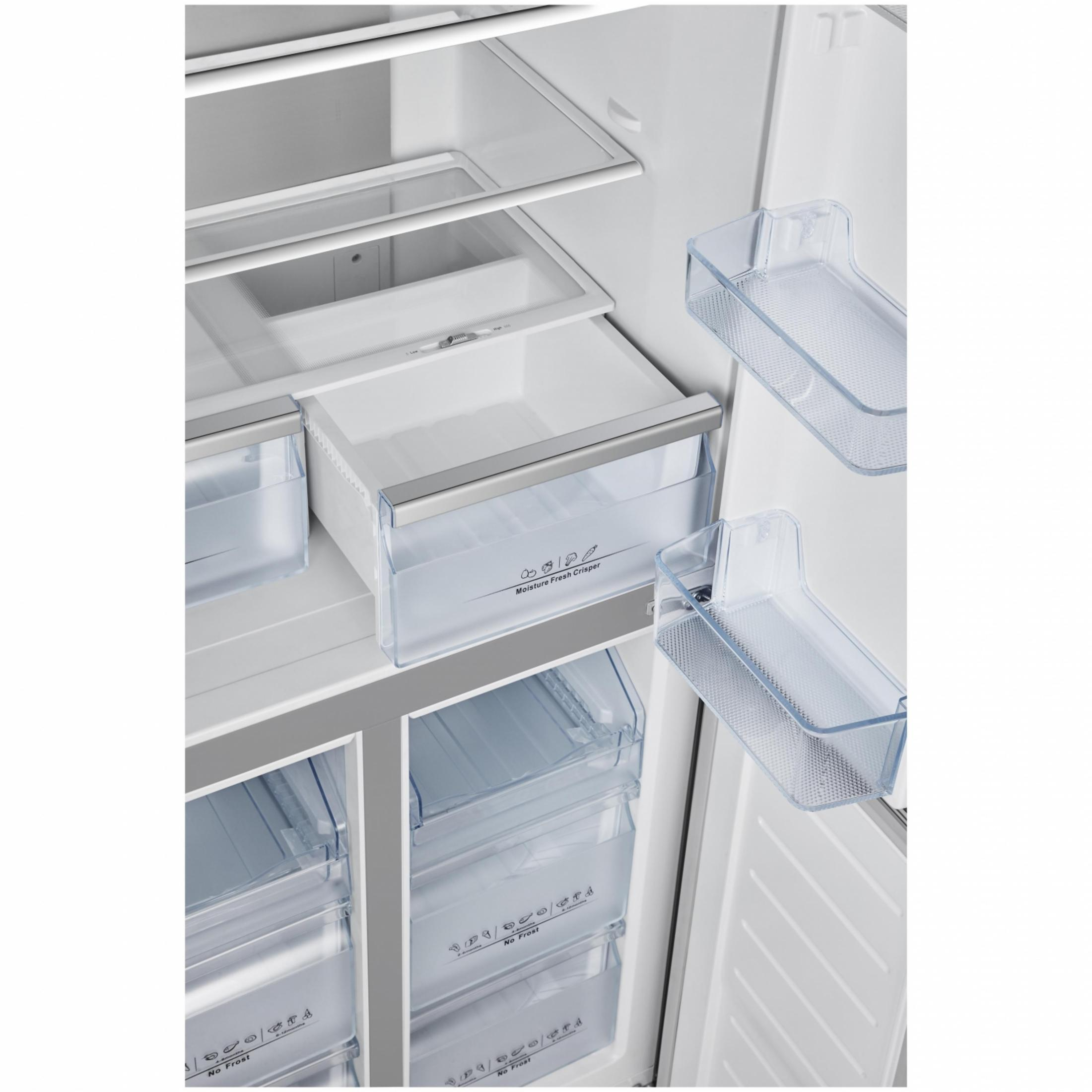 Ein leerer Kühlschrank mit transparenten Schubladen und Ablagen.