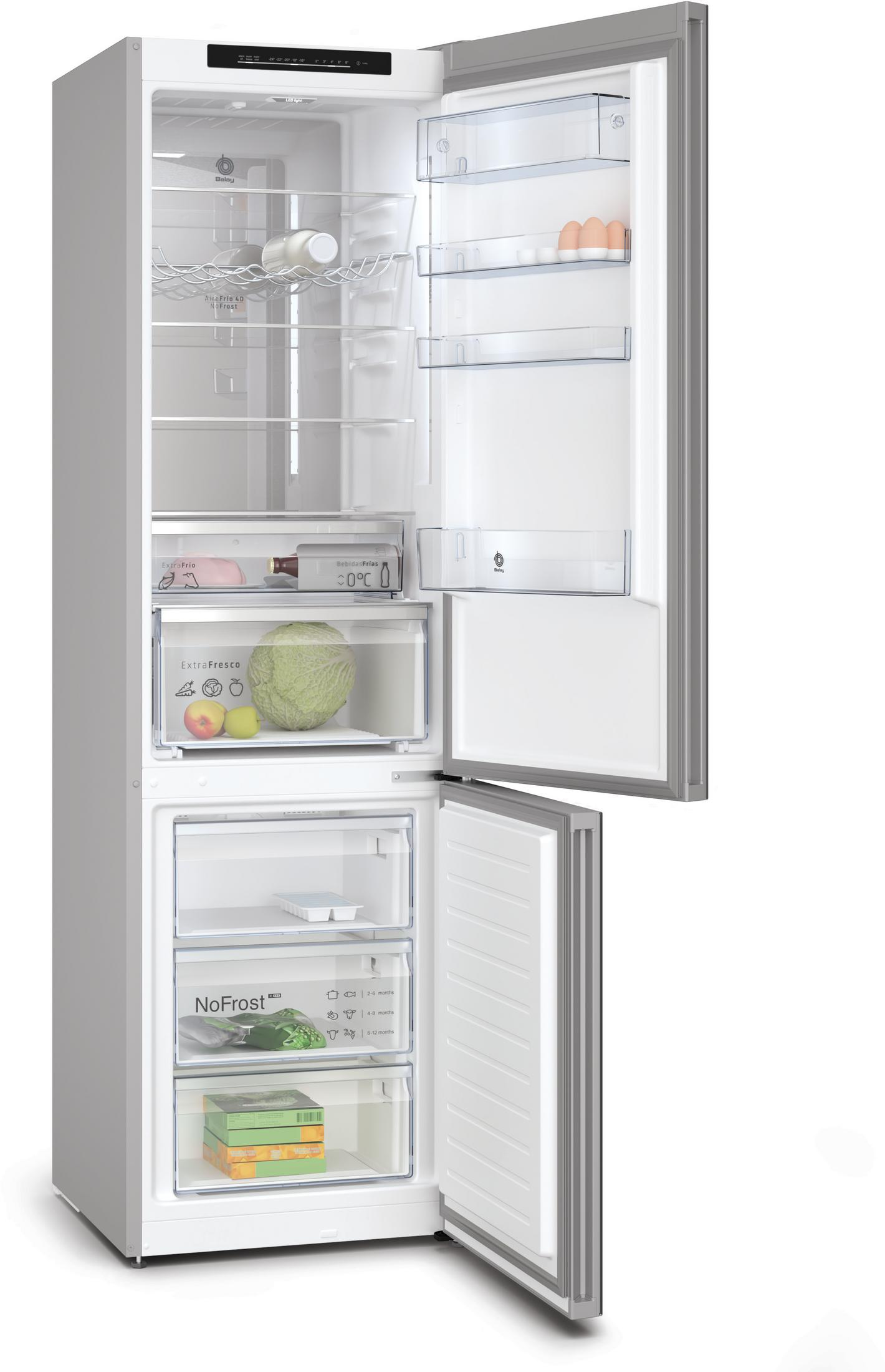 Un frigorífico abierto que muestra alimentos como huevos, lechuga, fruta y productos congelados.