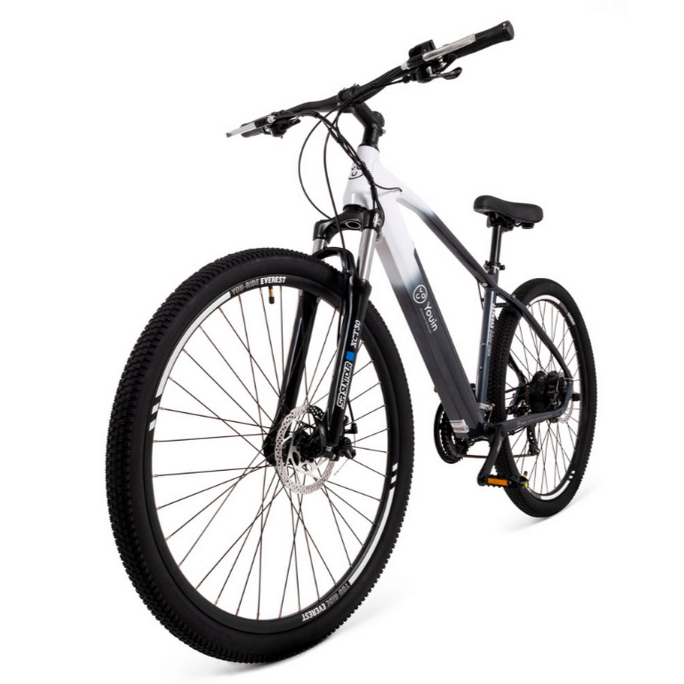 Una bicicleta eléctrica blanca y gris con neumáticos y llantas negras se muestra sobre fondo blanco.