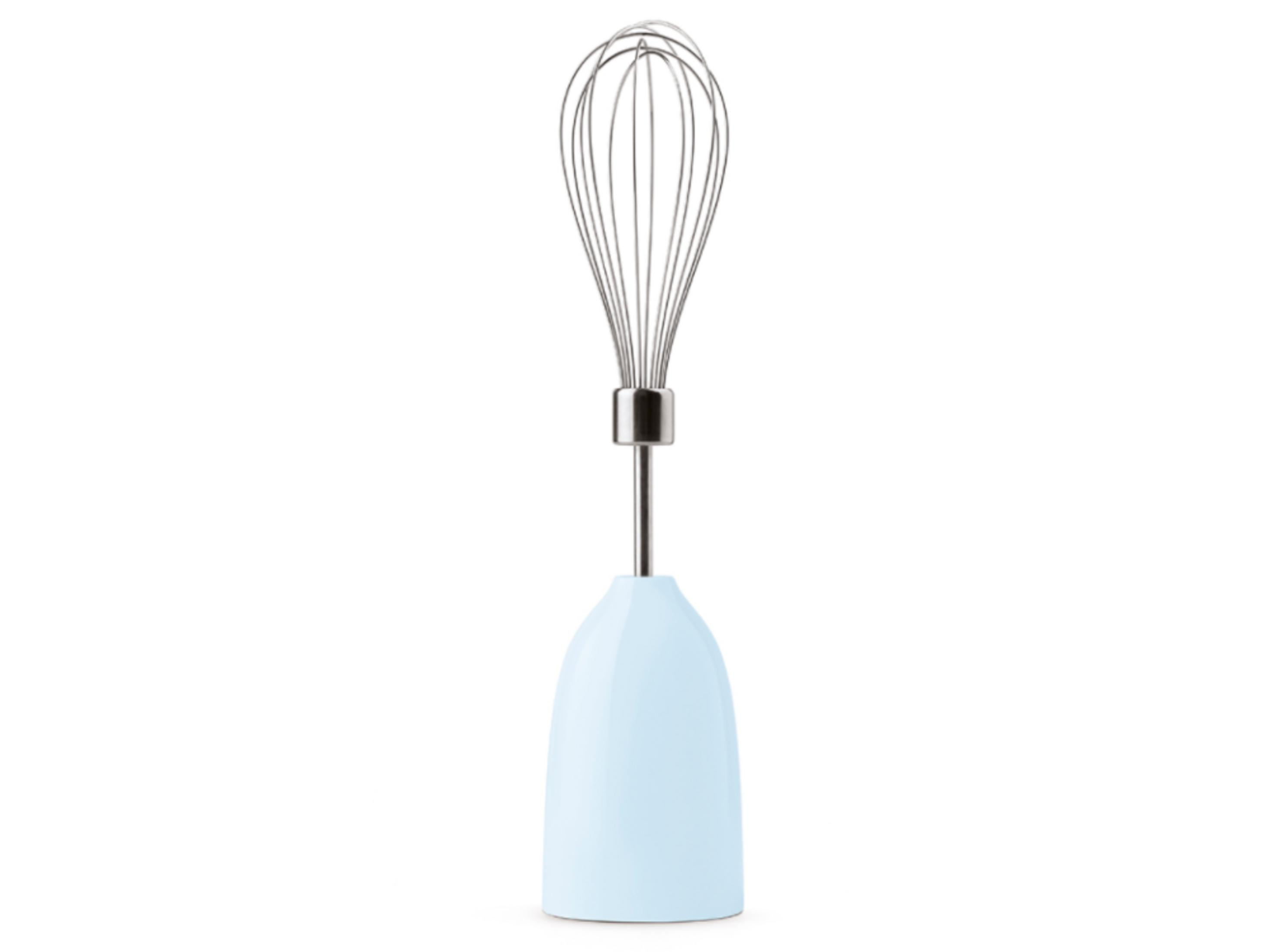Un batidor de mano eléctrico azul claro con accesorio de varillas plateado sobre fondo blanco.