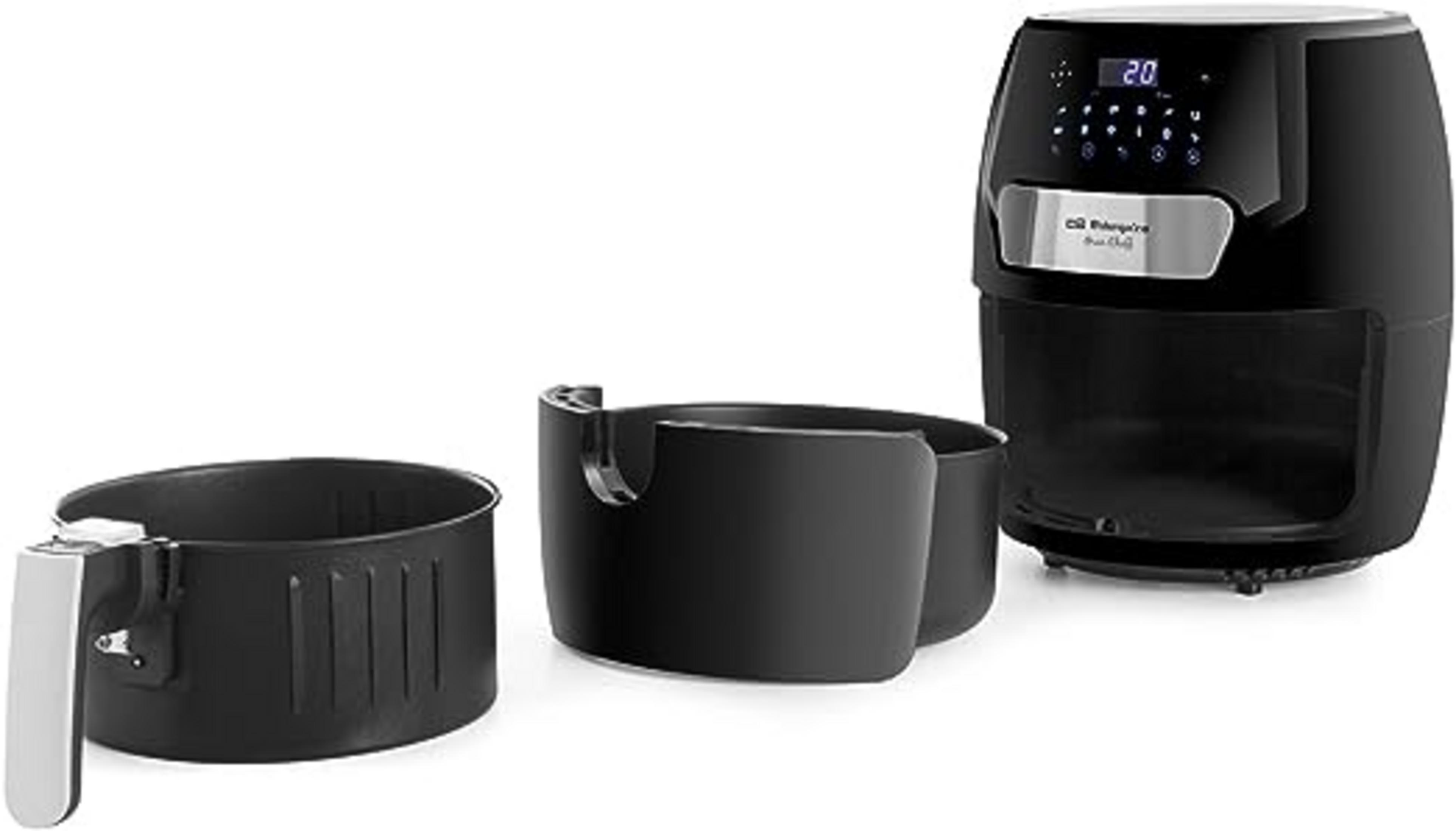 Friggitrice ad aria nera con due accessori su sfondo bianco.