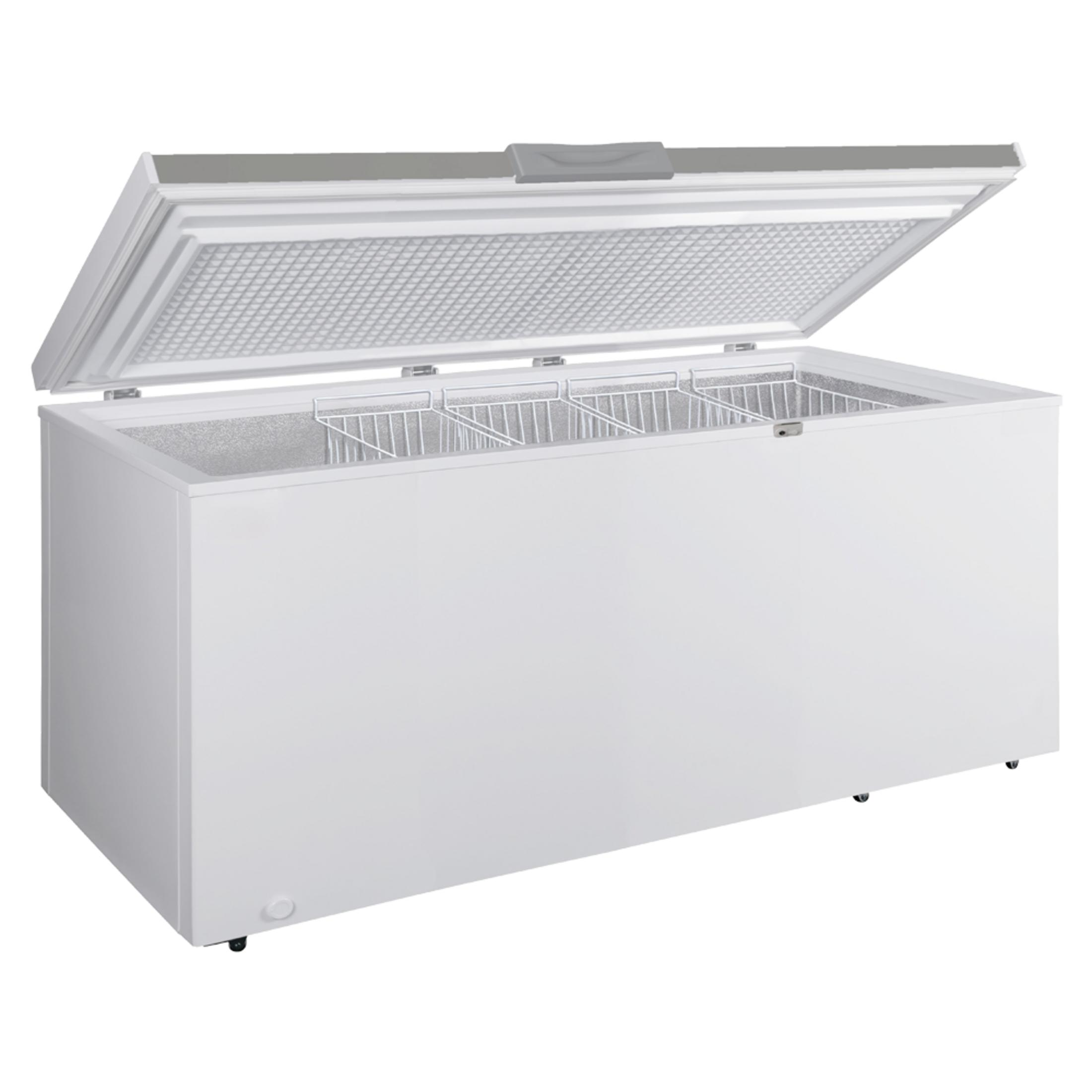 Un congelador horizontal blanco con la tapa abierta, mostrando tres cestas.