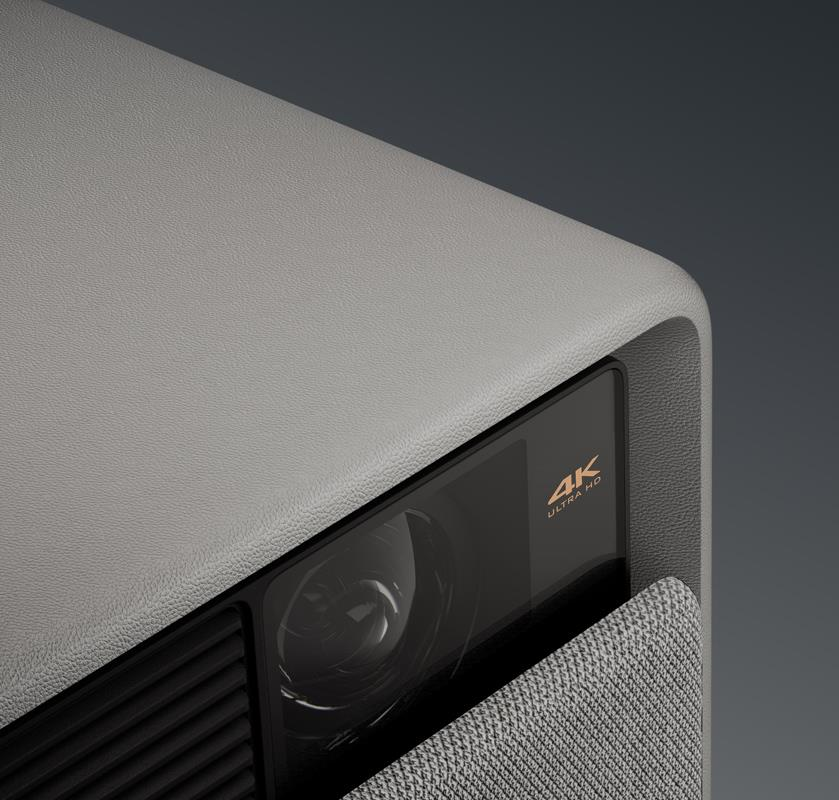 4K Ultra HD logolu gri projektör ve lens kapağı.
