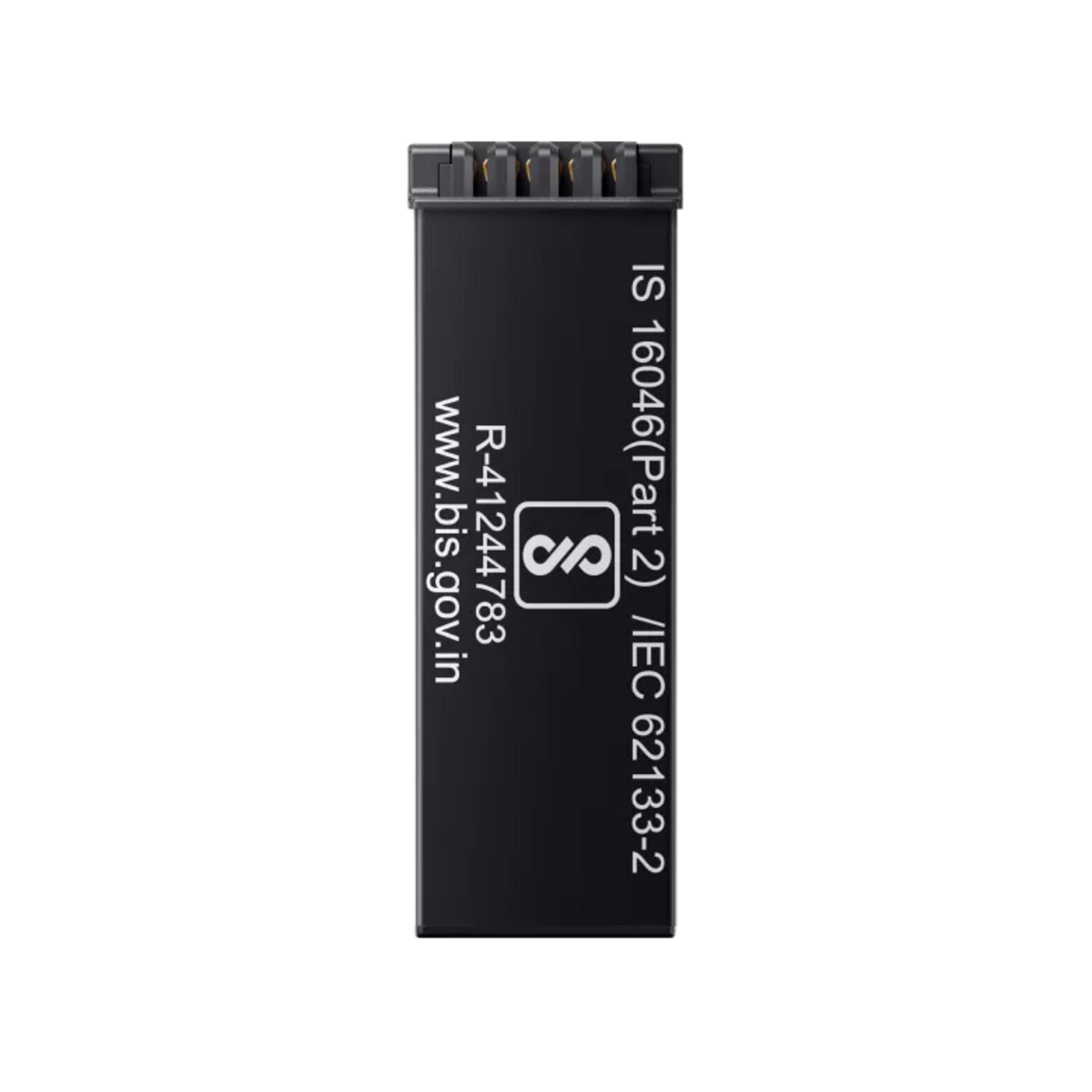 Batteria nera con contatti argentati e iscrizioni: IS 16046, IEC 62133-2.