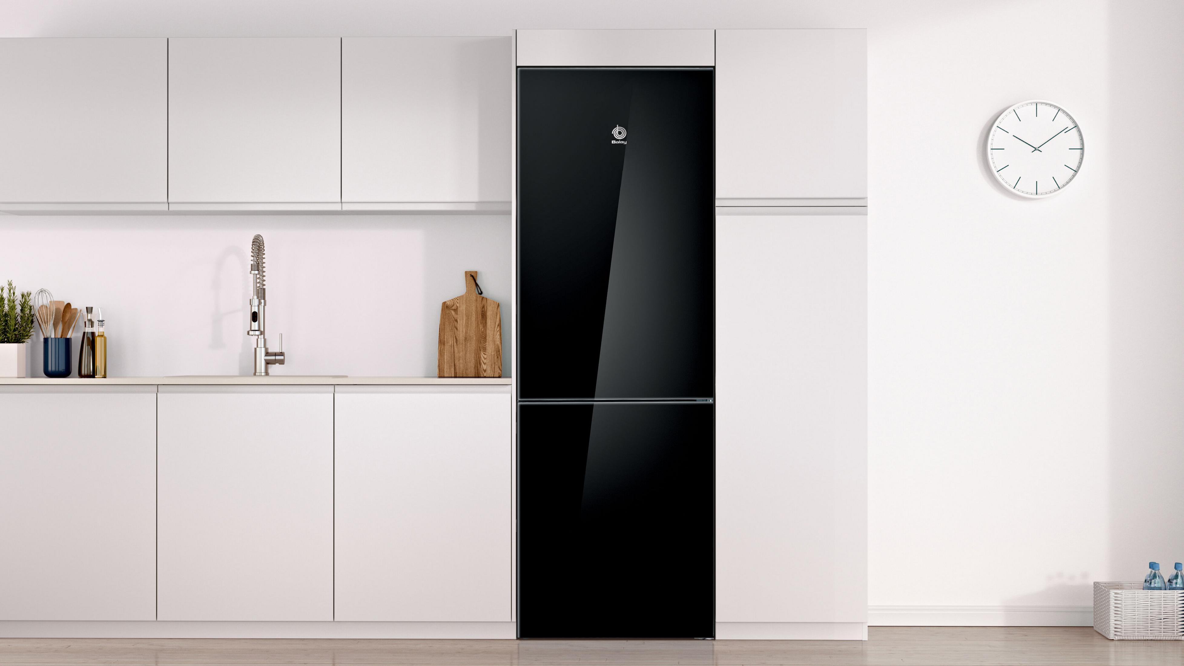 Cocina moderna con frigorífico negro, armarios blancos y reloj.