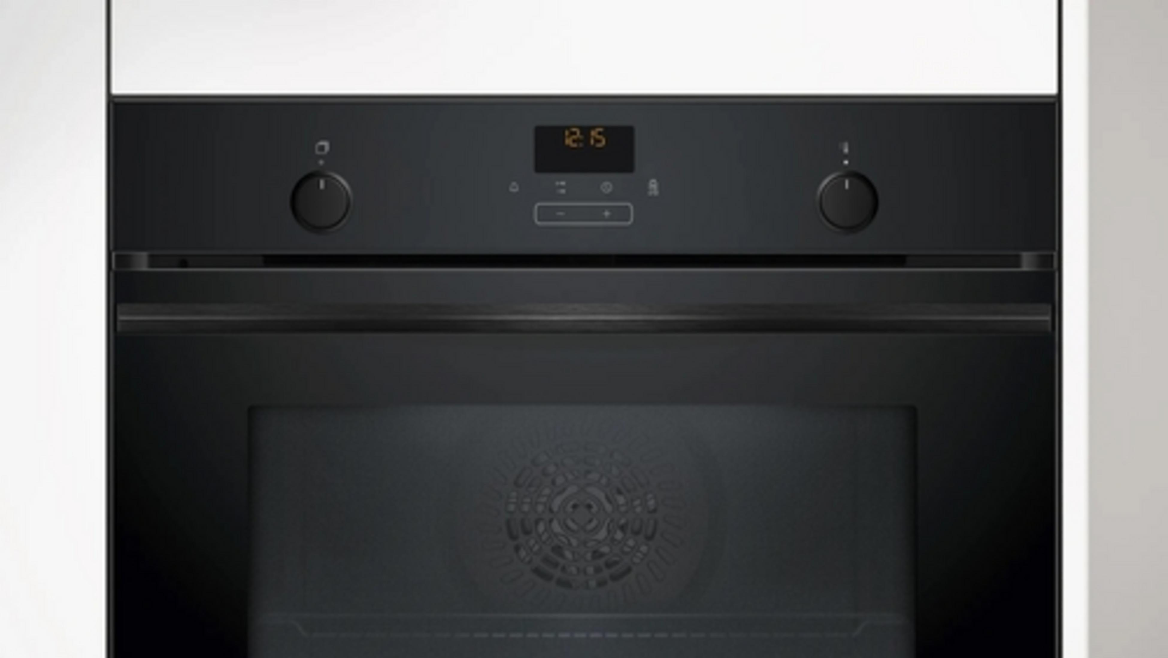 Horno negro con pantalla de reloj digital y dos mandos giratorios.