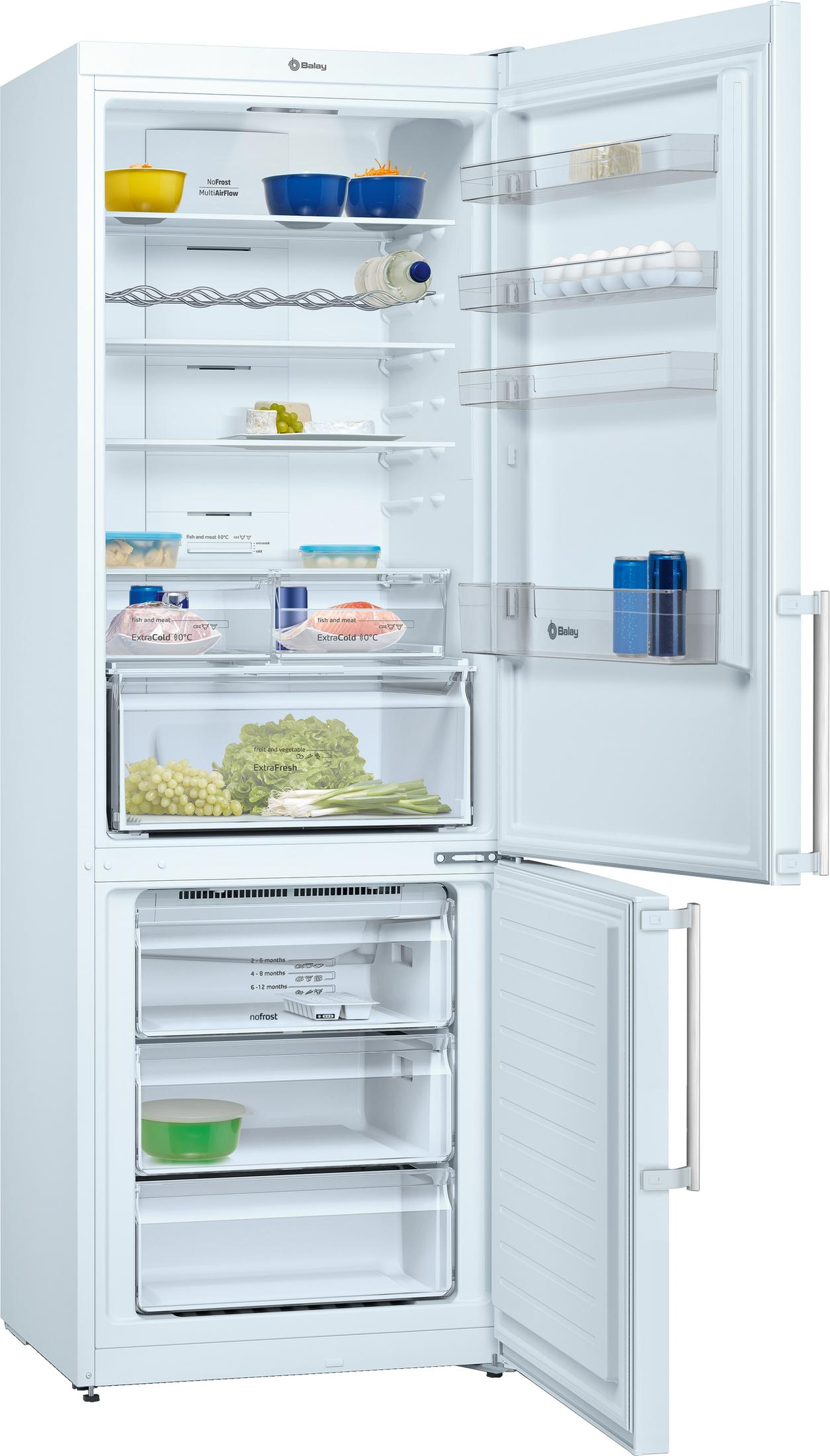 Un refrigerador blanco abierto con alimentos como huevos, frutas, verduras y carne.