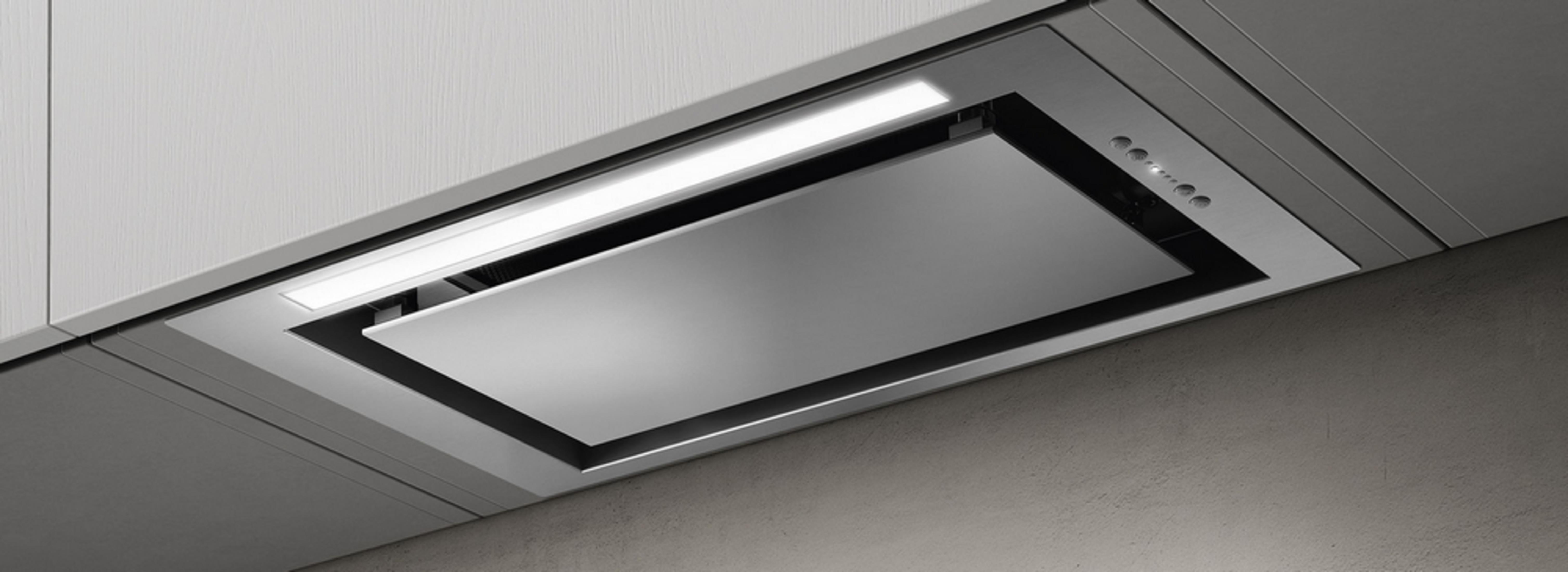 Moderna campana extractora con luz LED sobre una encimera.