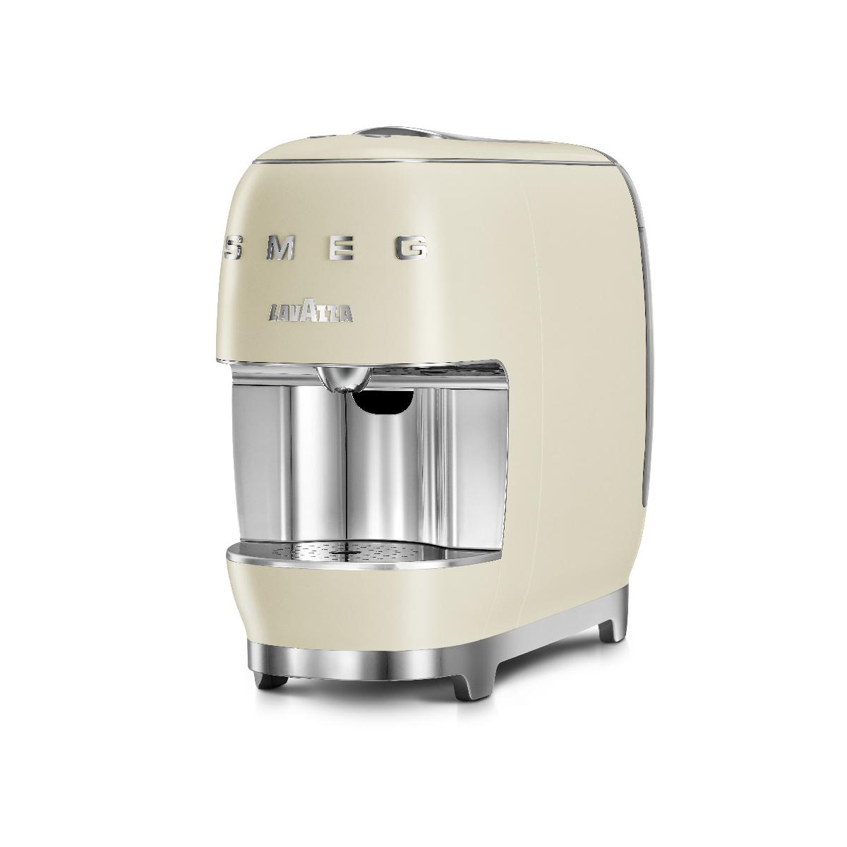 Una macchina da caffè Smeg Lavazza color crema con accenti cromati si erge su piedini argentati.