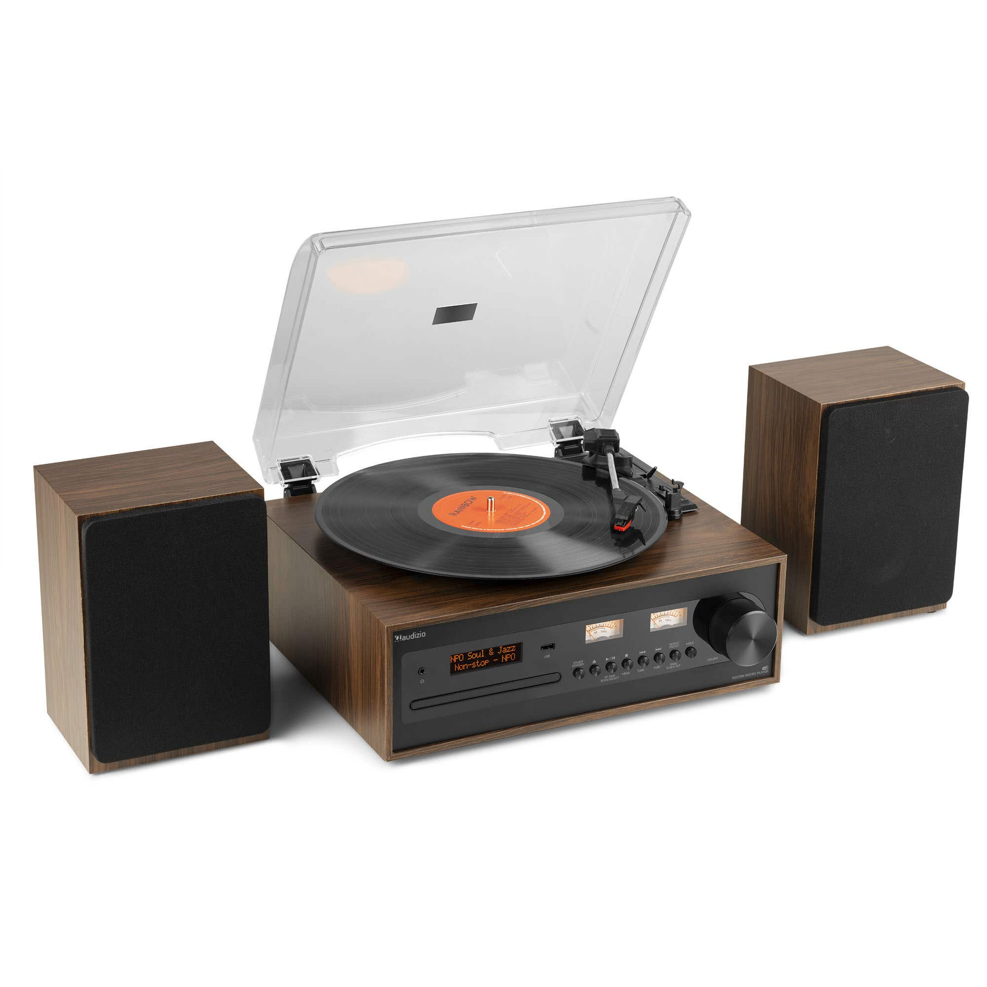 Un tocadiscos con dos altavoces y tapa transparente.