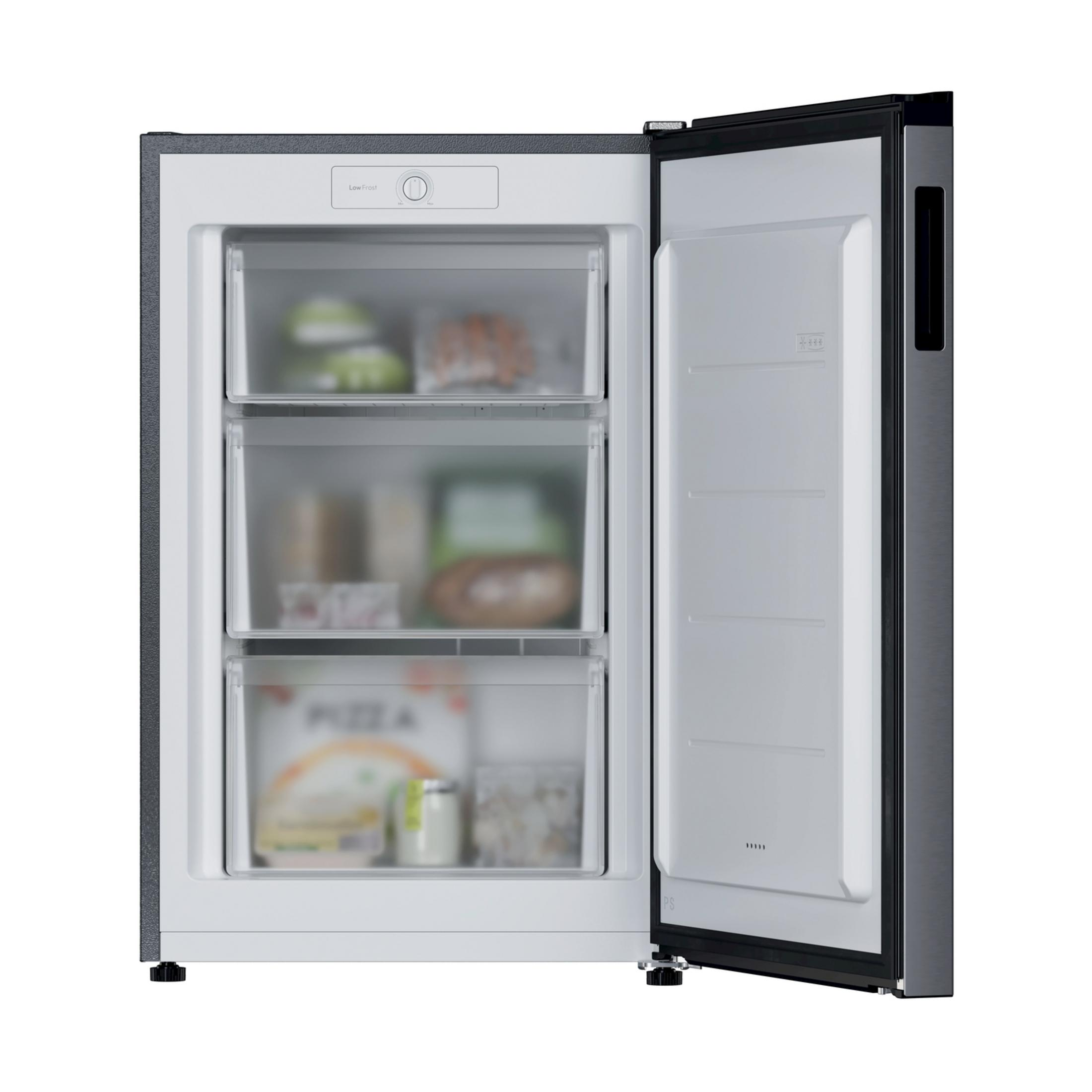 Un congelador abierto con tres cajones transparentes llenos de alimentos.