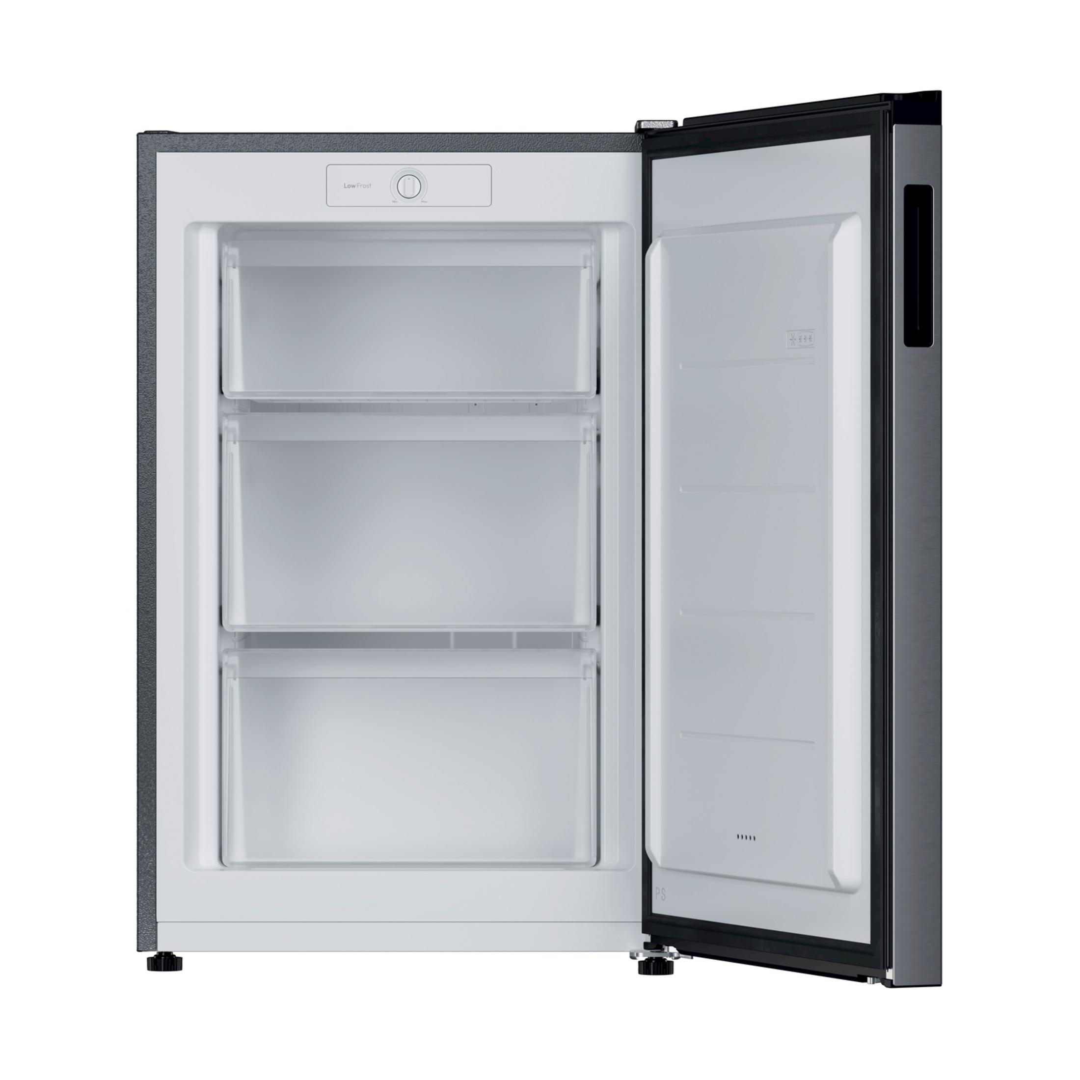 Un refrigerador abierto y vacío con tres cajones y un dial de control.