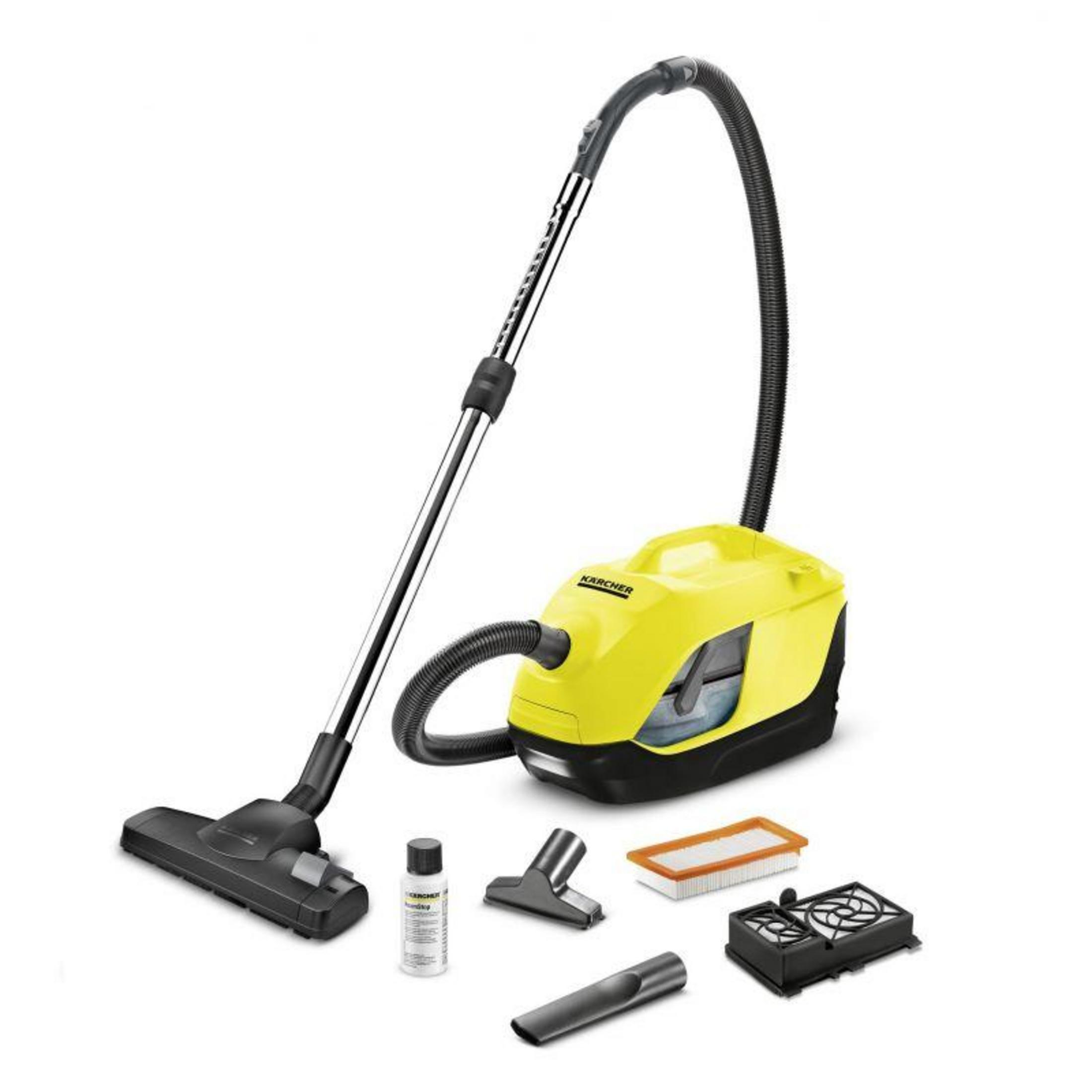 Una aspiradora Karcher amarilla con accesorios sobre fondo blanco.