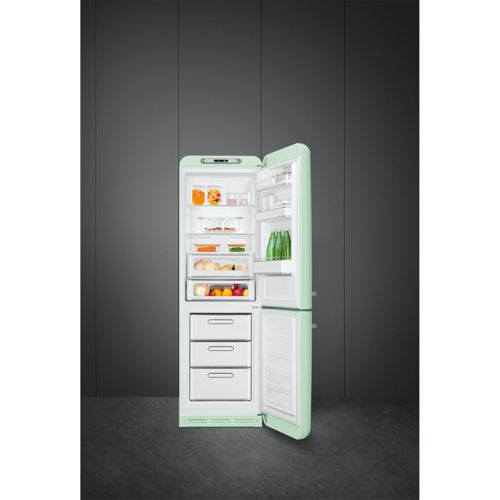 Ein hellgrüner Kühlschrank mit offener Tür, gefüllt mit Lebensmitteln und Flaschen.