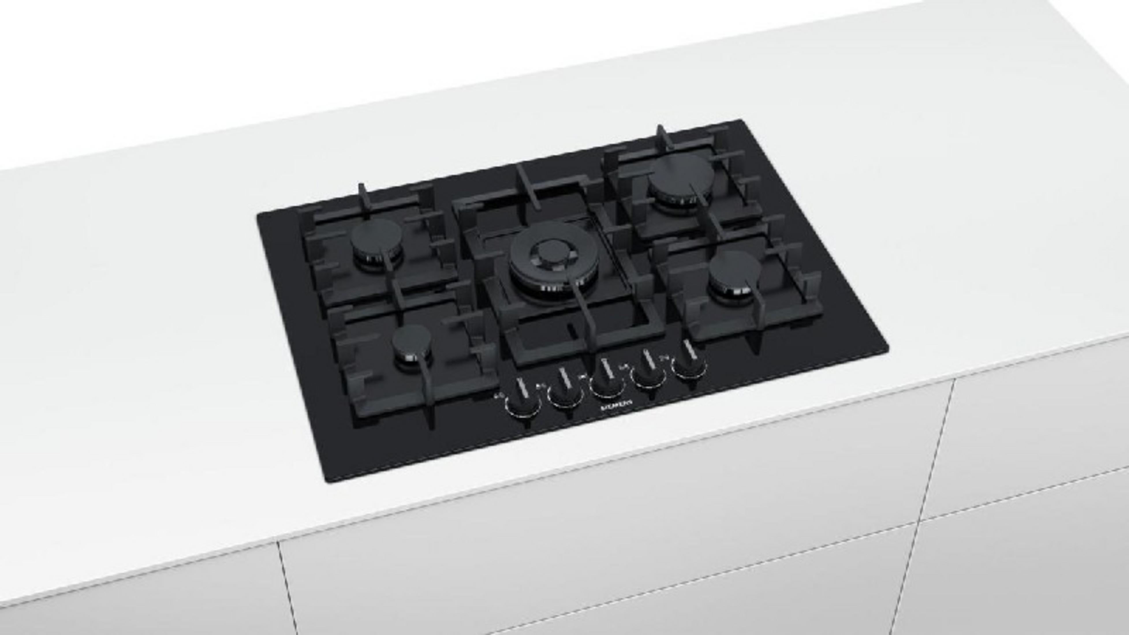 Una placa de gas negra con cinco quemadores está empotrada en una encimera blanca.