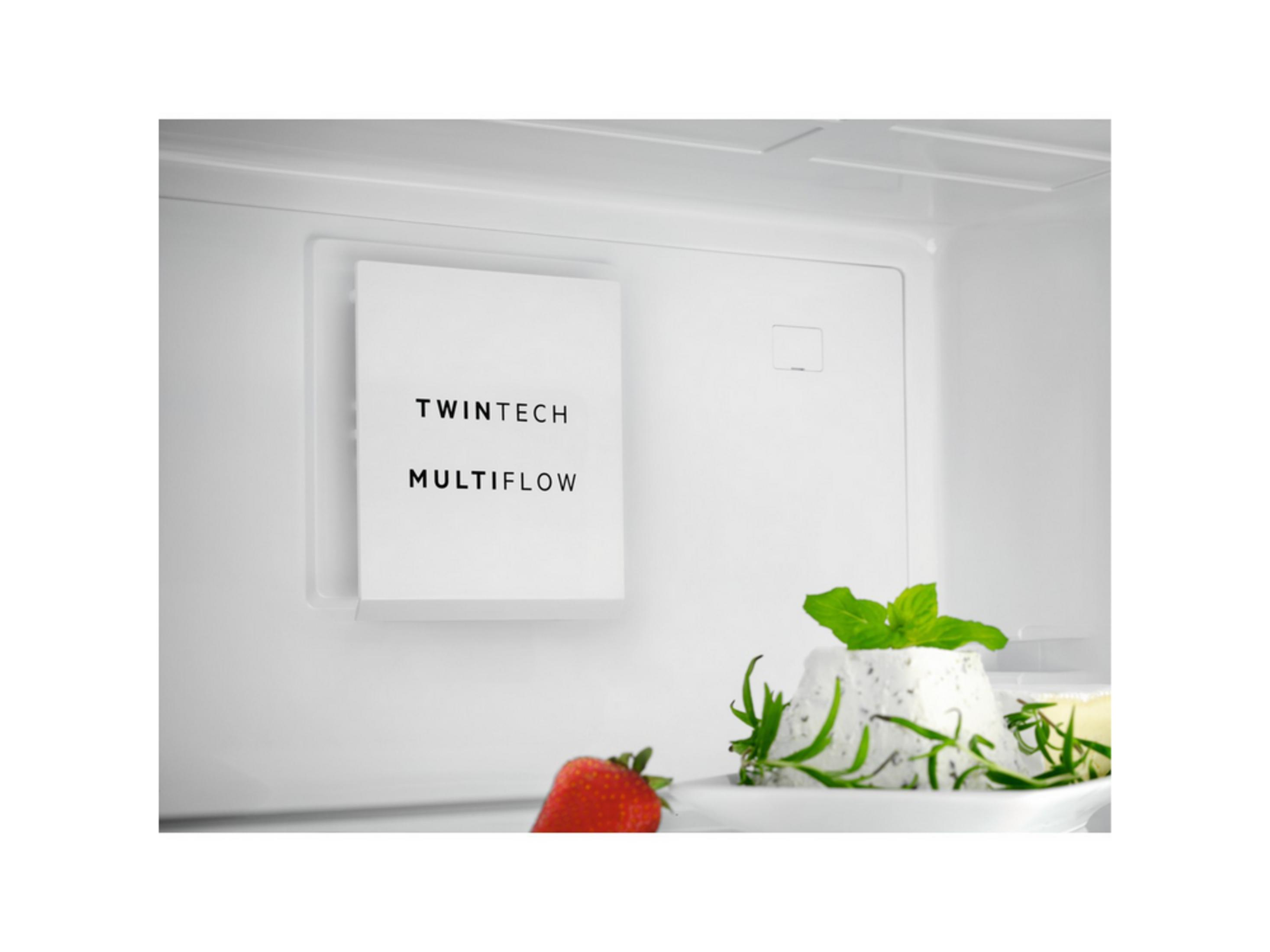 Compartimento blanco con etiquetas TWINTECH y MULTIFLOW. Fresa y queso al lado.